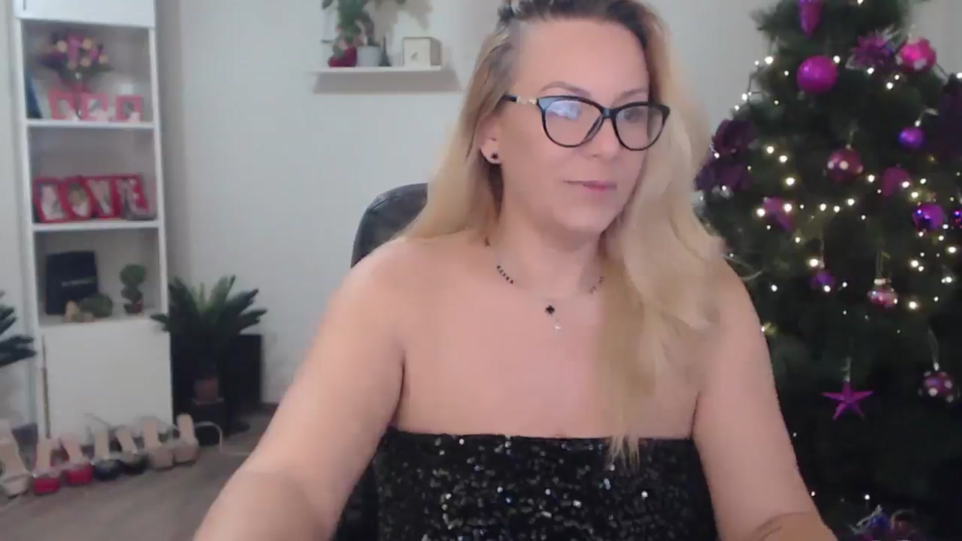 Gallery image thumbnail from A_baby_Boo's myfreecams stream on, 12/11/2025, 19:31 image 9 of 20