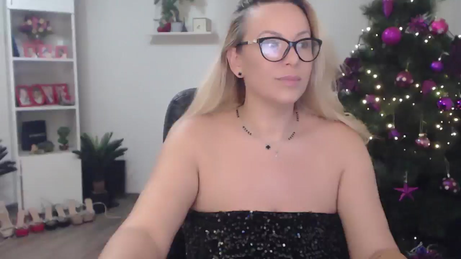Gallery image thumbnail from A_baby_Boo's myfreecams stream on, 12/11/2025, 19:31 image 13 of 20