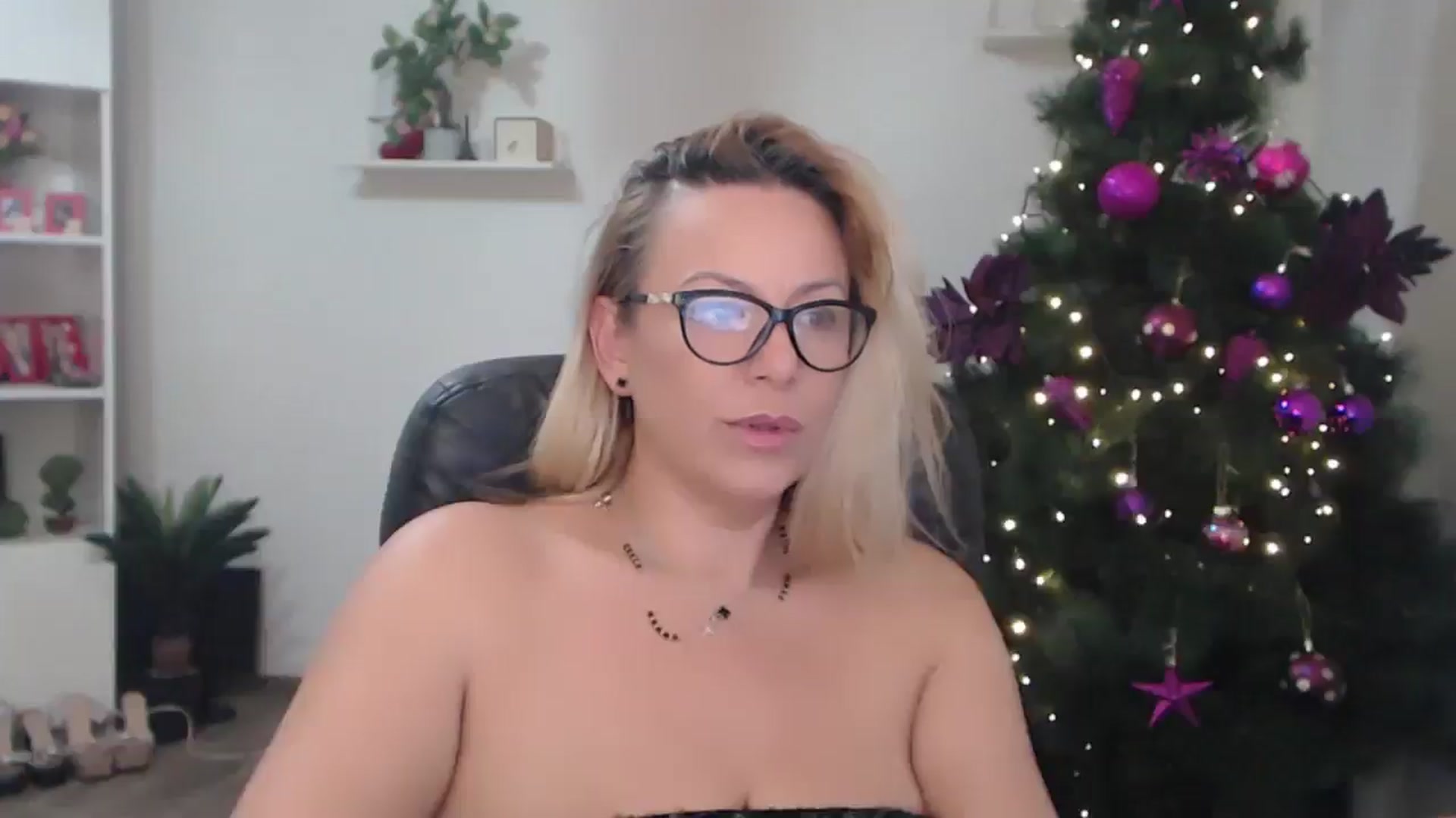 Gallery image thumbnail from A_baby_Boo's myfreecams stream on, 12/11/2025, 21:25 image 14 of 20