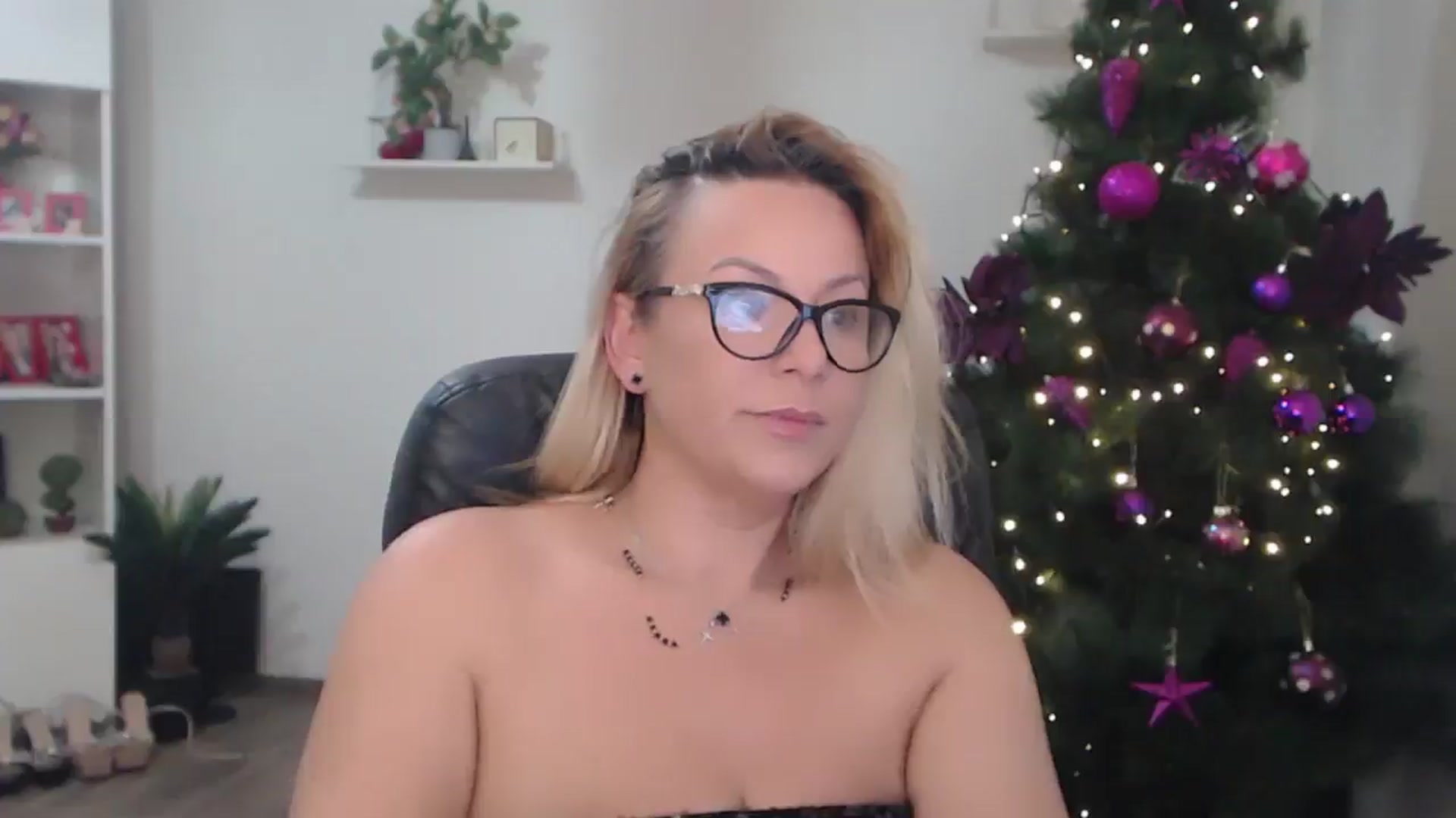 Gallery image thumbnail from A_baby_Boo's myfreecams stream on, 12/11/2025, 21:25 image 18 of 20