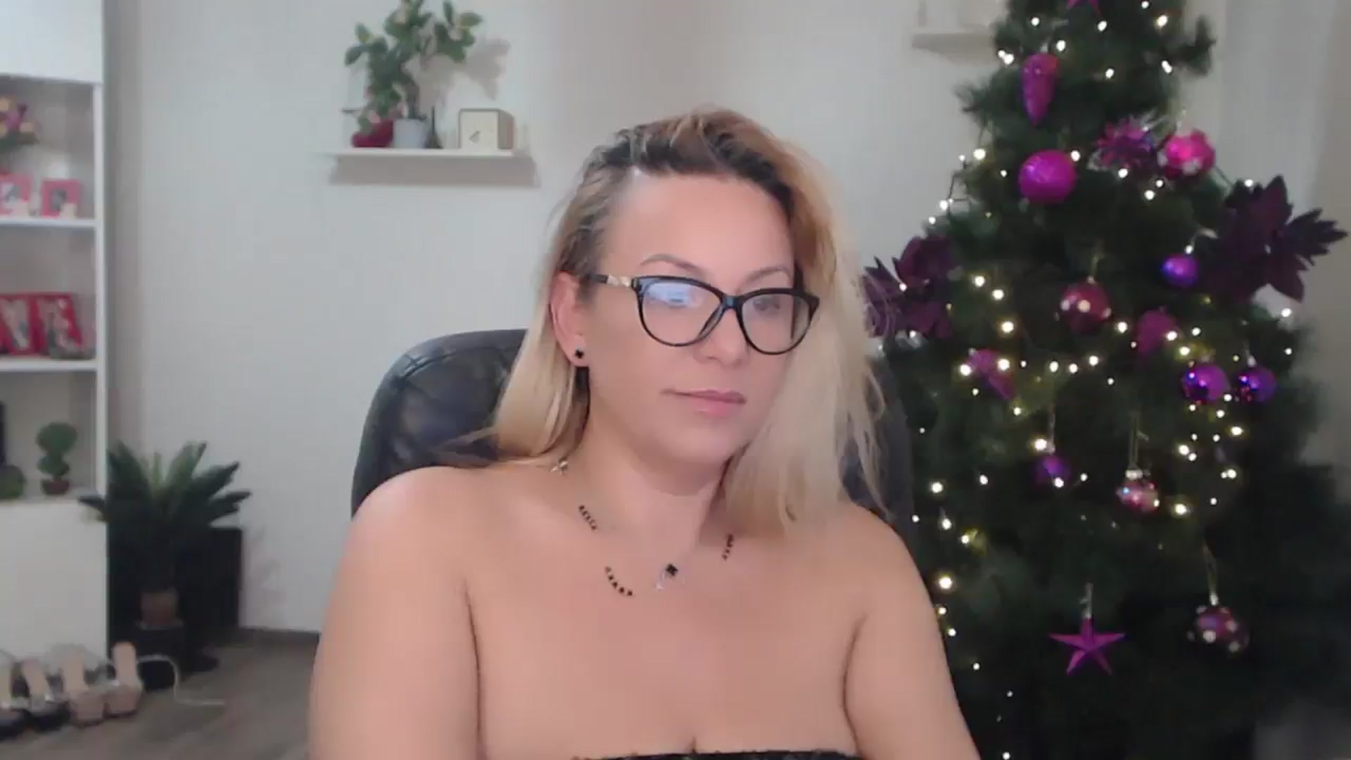 Gallery image thumbnail from A_baby_Boo's myfreecams stream on, 12/11/2025, 21:25 image 15 of 20