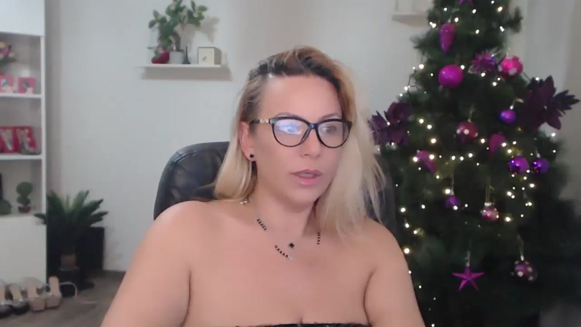 Gallery image thumbnail from A_baby_Boo's myfreecams stream on, 12/11/2025, 21:25 image 19 of 20