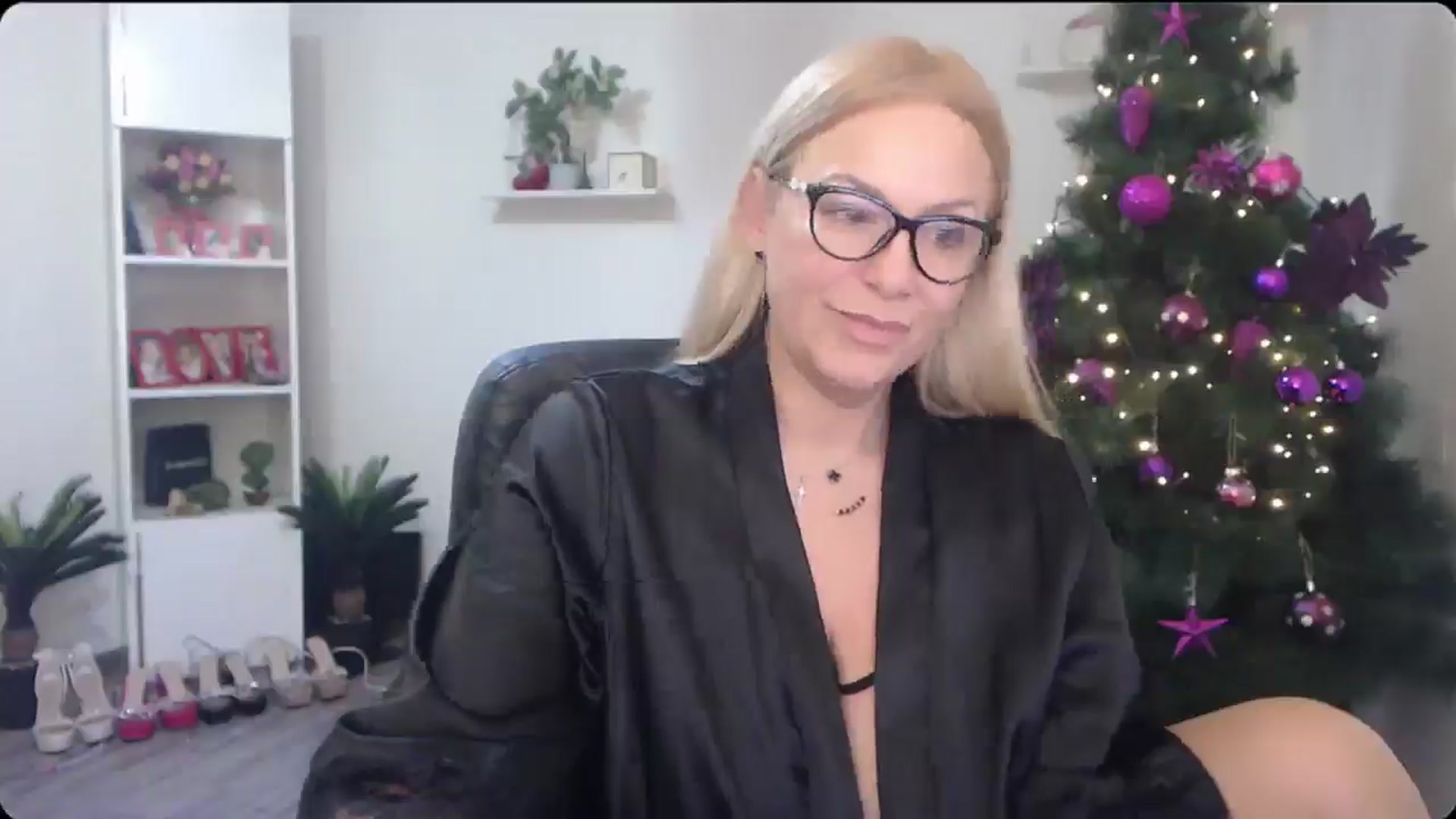 Gallery image thumbnail from A_baby_Boo's myfreecams stream on, 12/17/2025, 22:15 image 5 of 20