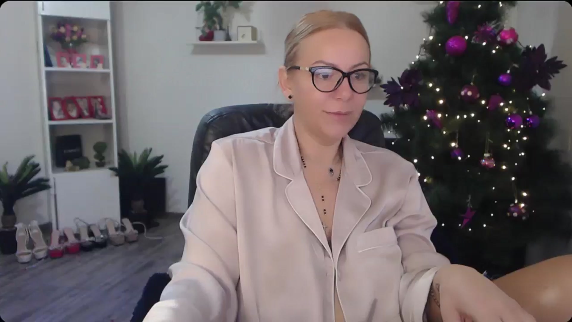 Gallery image thumbnail from A_baby_Boo's myfreecams stream on, 12/22/2025, 06:31 image 5 of 20