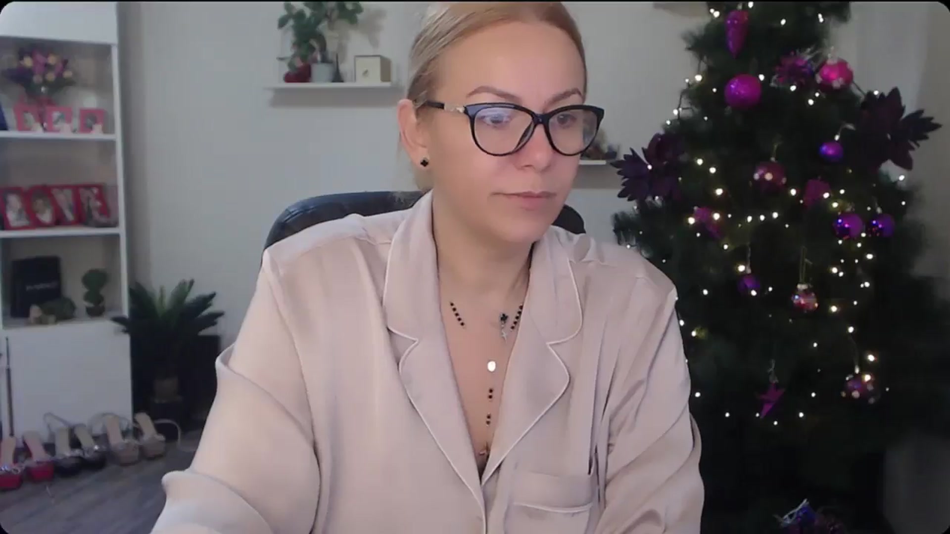 Gallery image thumbnail from A_baby_Boo's myfreecams stream on, 12/22/2025, 07:41 image 7 of 20