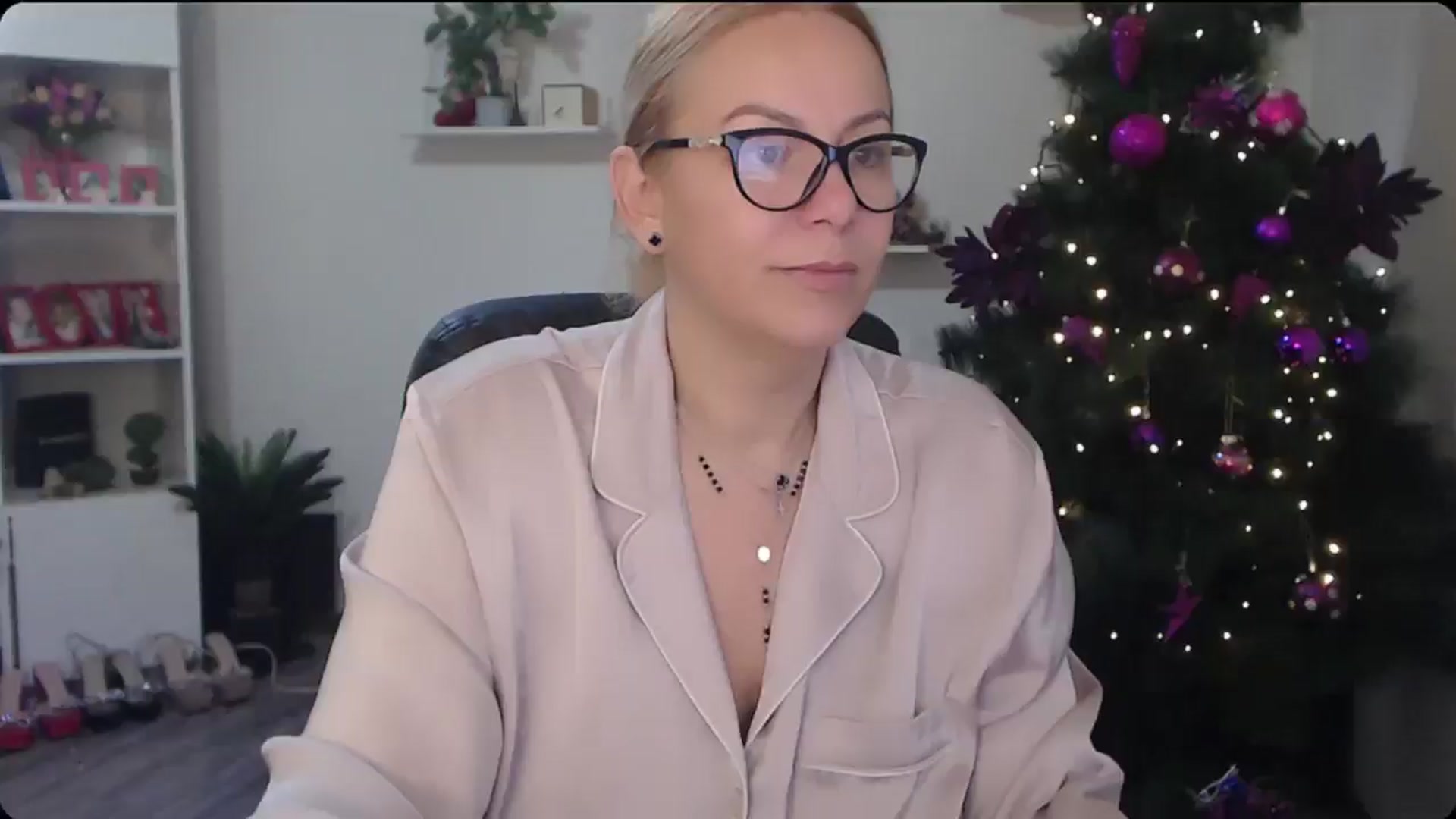 Gallery image thumbnail from A_baby_Boo's myfreecams stream on, 12/22/2025, 07:41 image 5 of 20