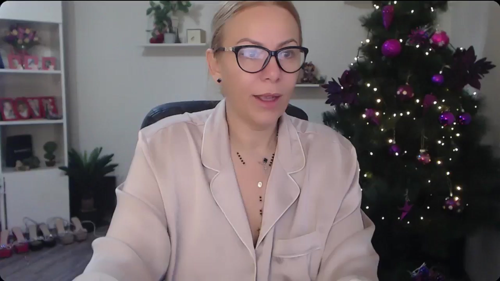 Gallery image thumbnail from A_baby_Boo's myfreecams stream on, 12/22/2025, 07:41 image 11 of 20