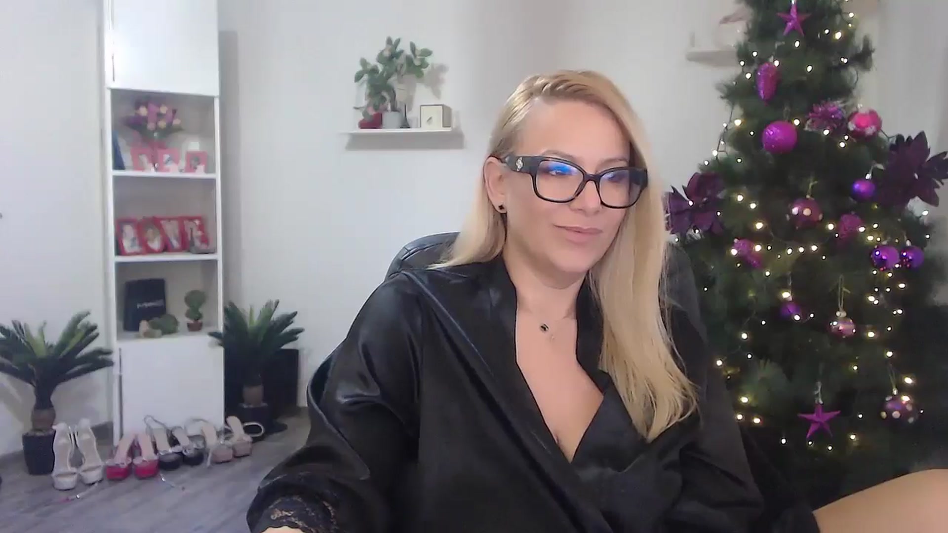 Gallery image thumbnail from A_baby_Boo's myfreecams stream on, 12/28/2025, 19:55 image 11 of 20