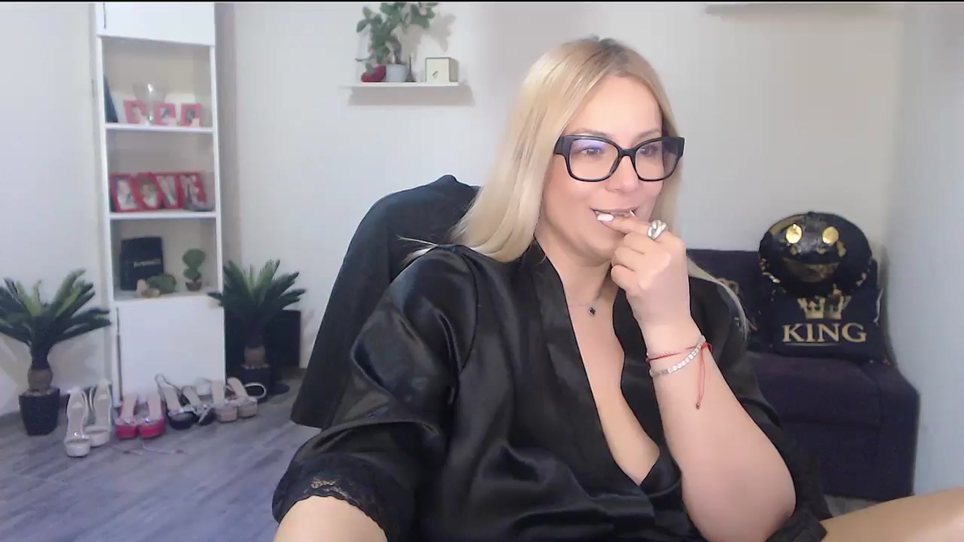 Gallery image thumbnail from A_baby_Boo's myfreecams stream on, 03/15/2026, 15:32 image 18 of 20