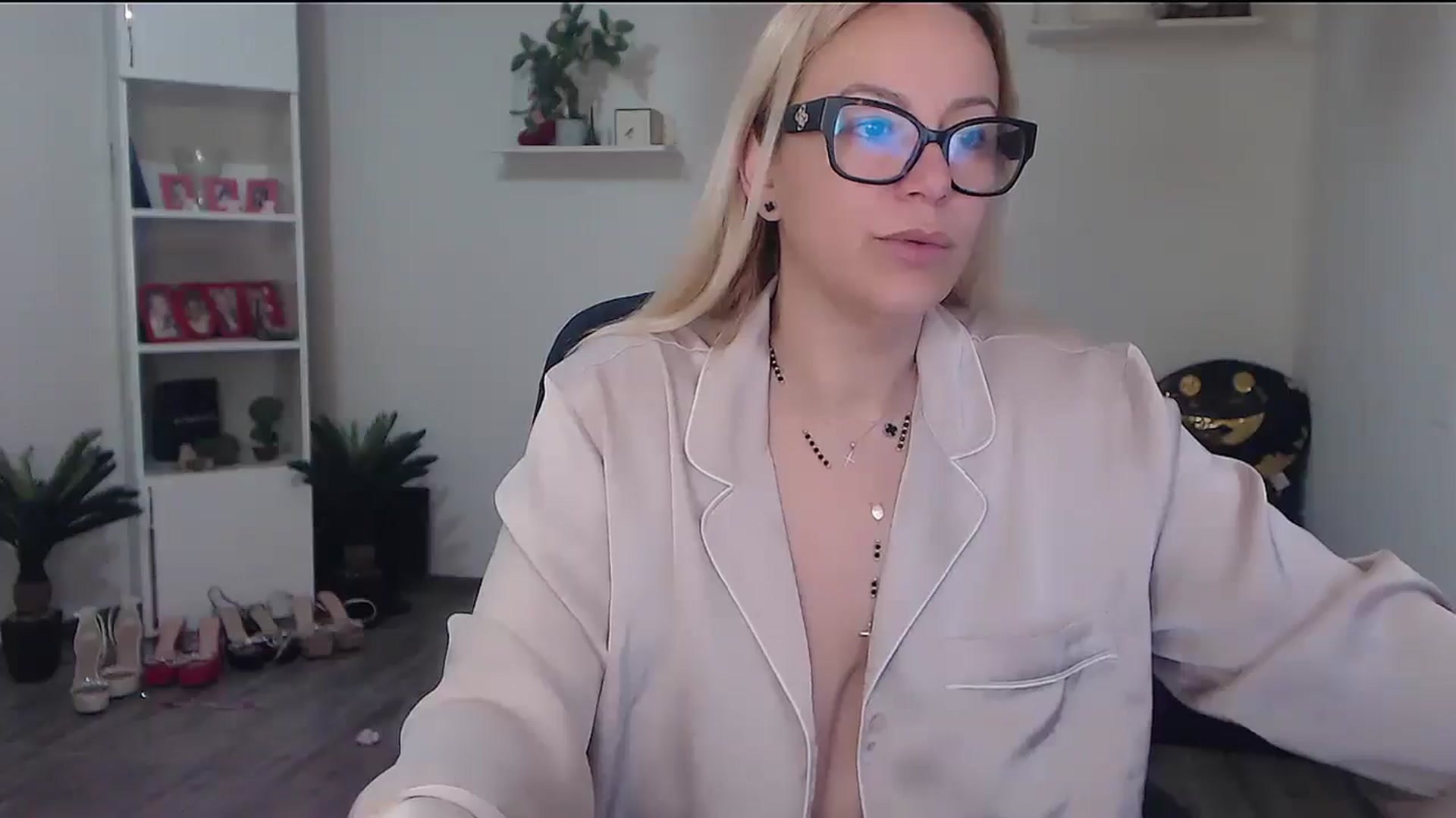 Gallery image thumbnail from A_baby_Boo's myfreecams stream on, 03/19/2026, 07:28 image 5 of 20
