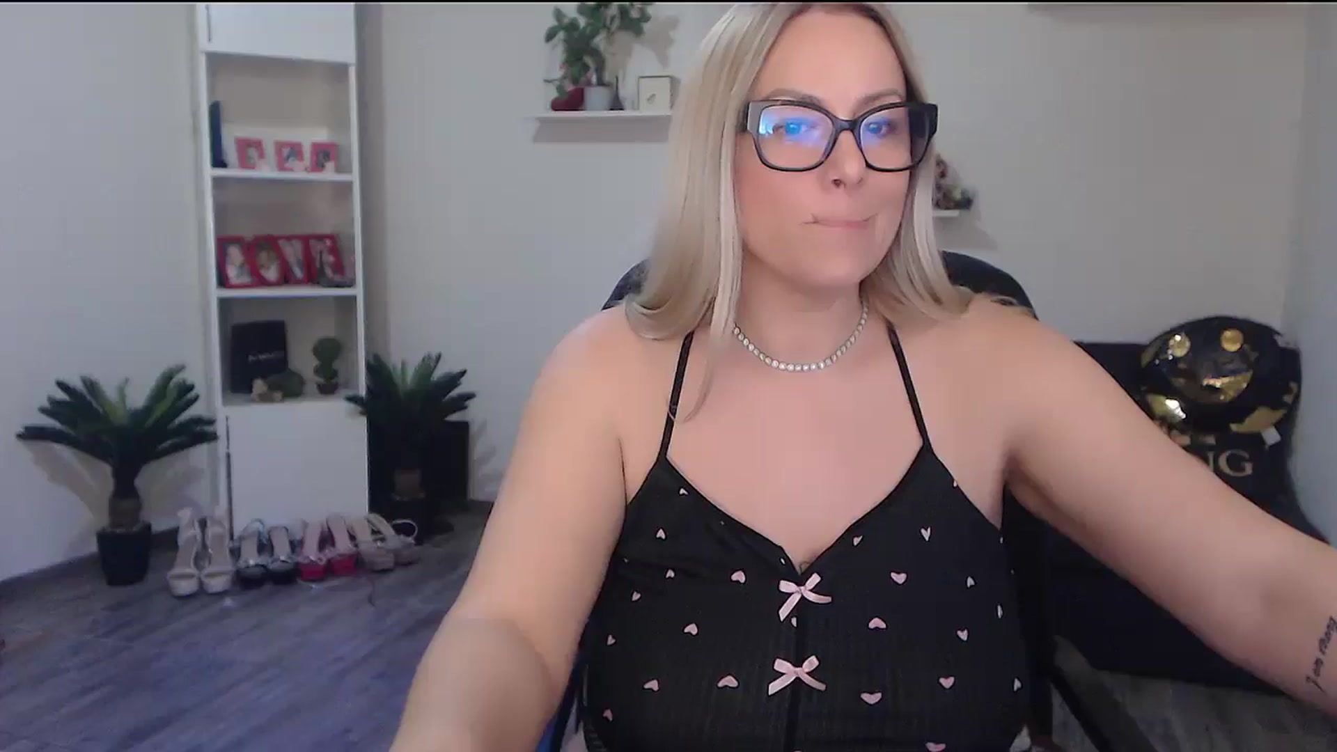 Gallery image thumbnail from A_baby_Boo's myfreecams stream on, 04/08/2026, 18:54 image 18 of 20