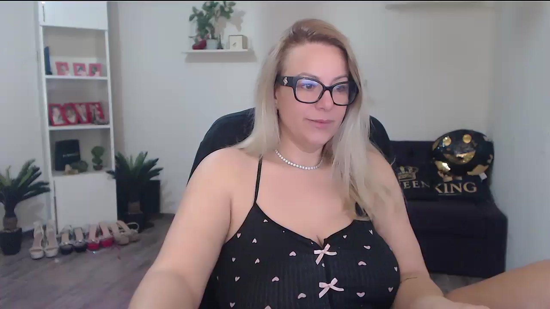 Gallery image thumbnail from A_baby_Boo's myfreecams stream on, 04/09/2026, 05:58 image 1 of 20