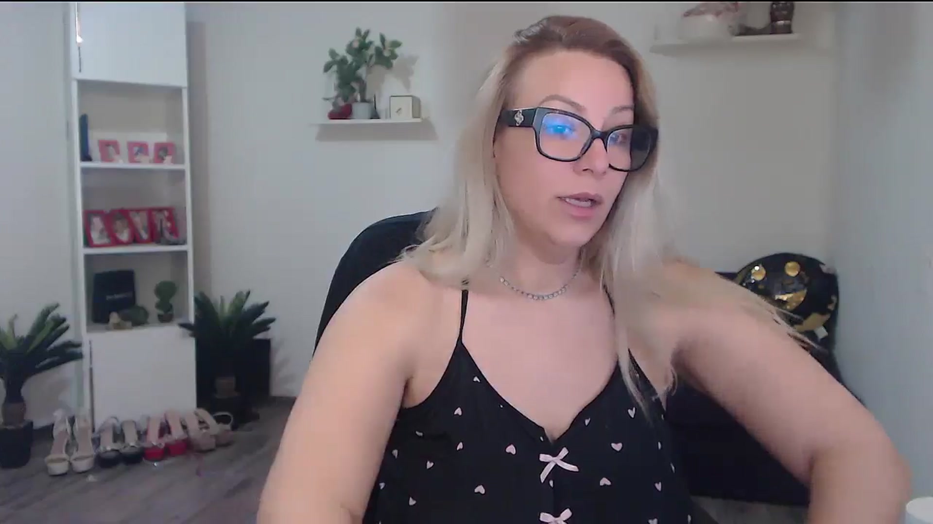 Gallery image thumbnail from A_baby_Boo's myfreecams stream on, 04/09/2026, 05:58 image 18 of 20