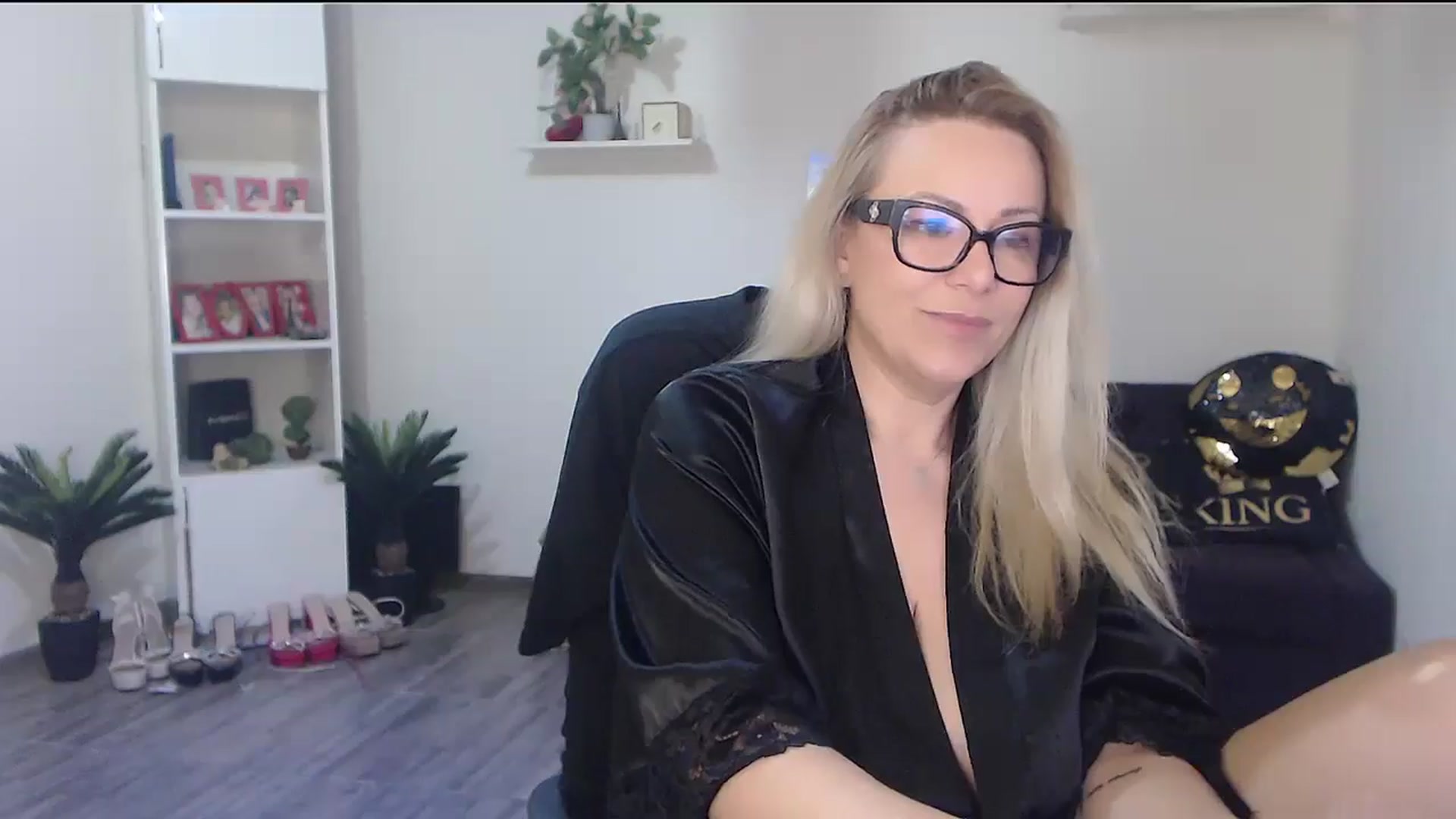 Gallery image thumbnail from A_baby_Boo's myfreecams stream on, 04/14/2026, 20:11 image 8 of 20