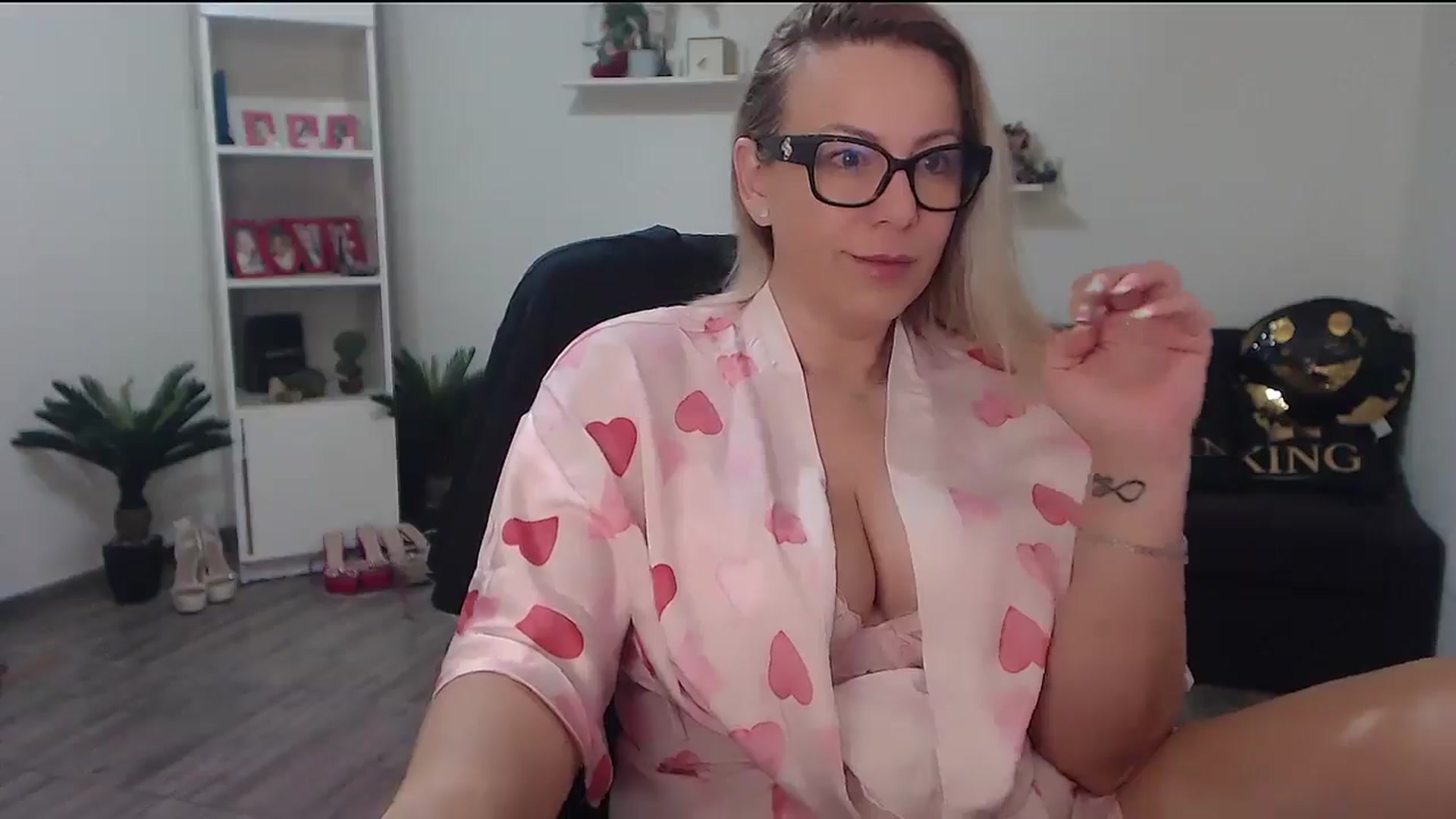 Gallery image thumbnail from A_baby_Boo's myfreecams stream on, 04/20/2026, 03:55 image 14 of 20