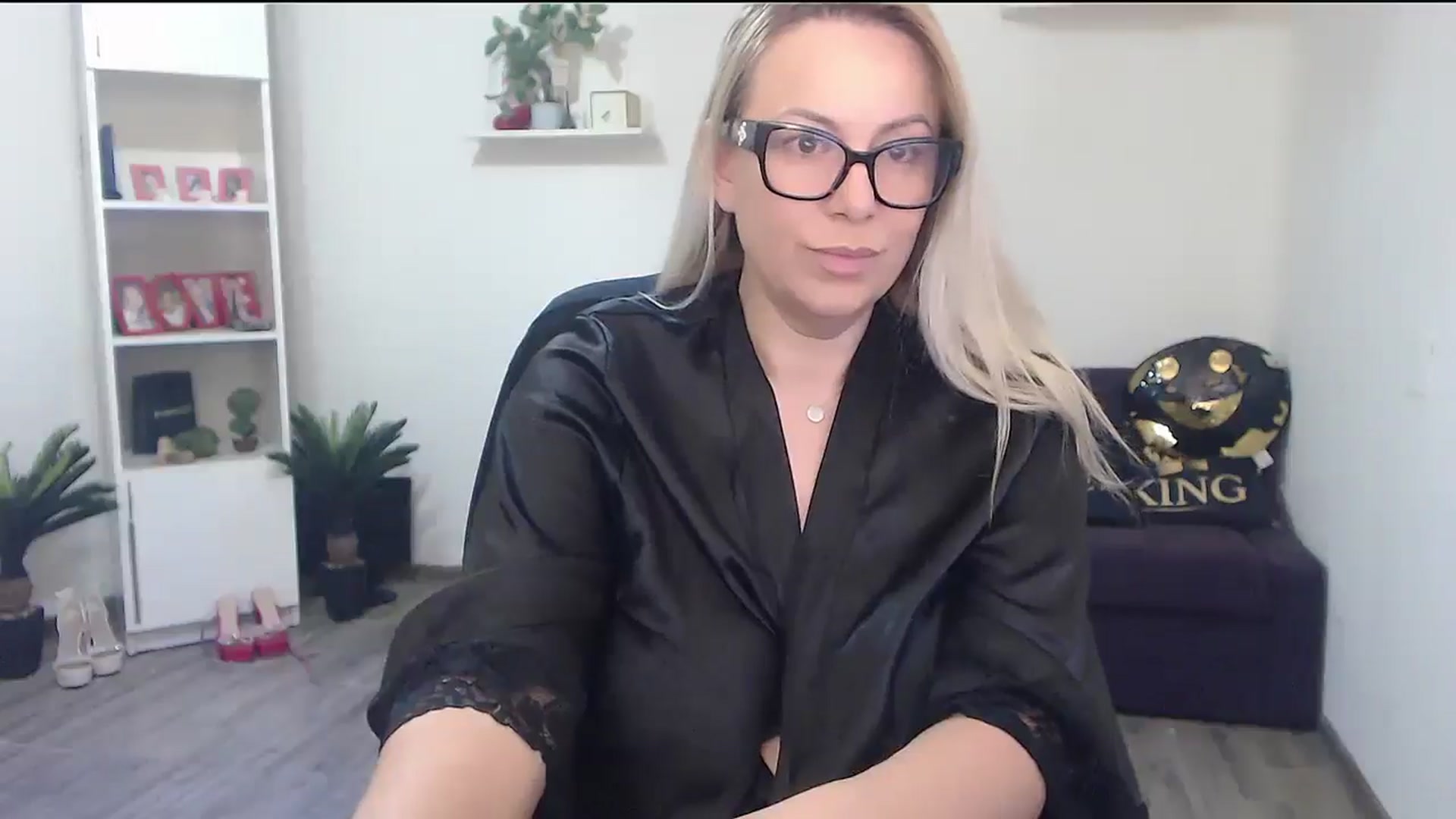 Gallery image thumbnail from A_baby_Boo's myfreecams stream on, 04/27/2026, 19:12 image 17 of 20