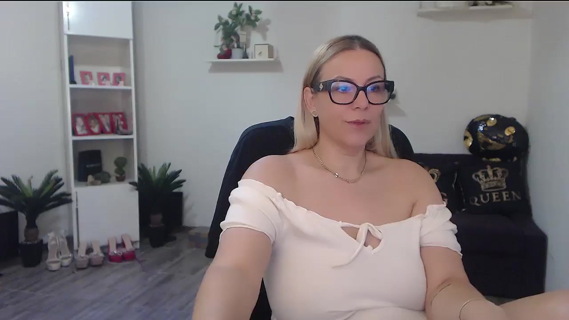 Gallery image thumbnail from A_baby_Boo's myfreecams stream on, 05/04/2026, 06:22 image 18 of 20