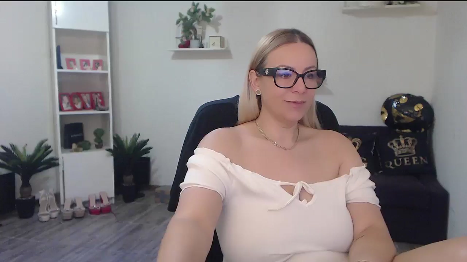 Gallery image thumbnail from A_baby_Boo's myfreecams stream on, 05/04/2026, 06:22 image 17 of 20