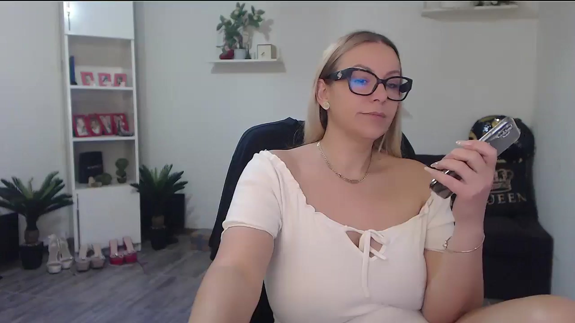 Gallery image thumbnail from A_baby_Boo's myfreecams stream on, 05/04/2026, 06:22 image 3 of 20