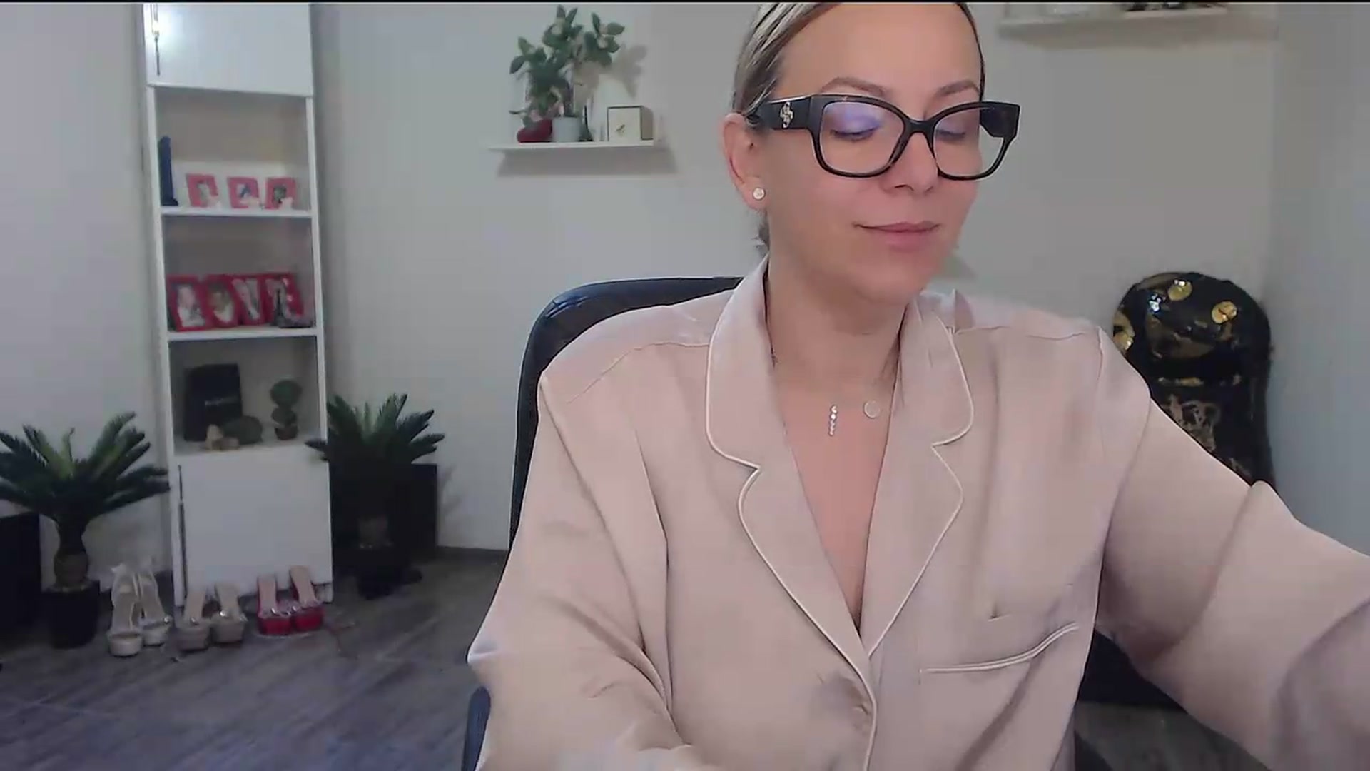 Gallery image thumbnail from A_baby_Boo's myfreecams stream on, 05/19/2026, 06:51 image 2 of 20