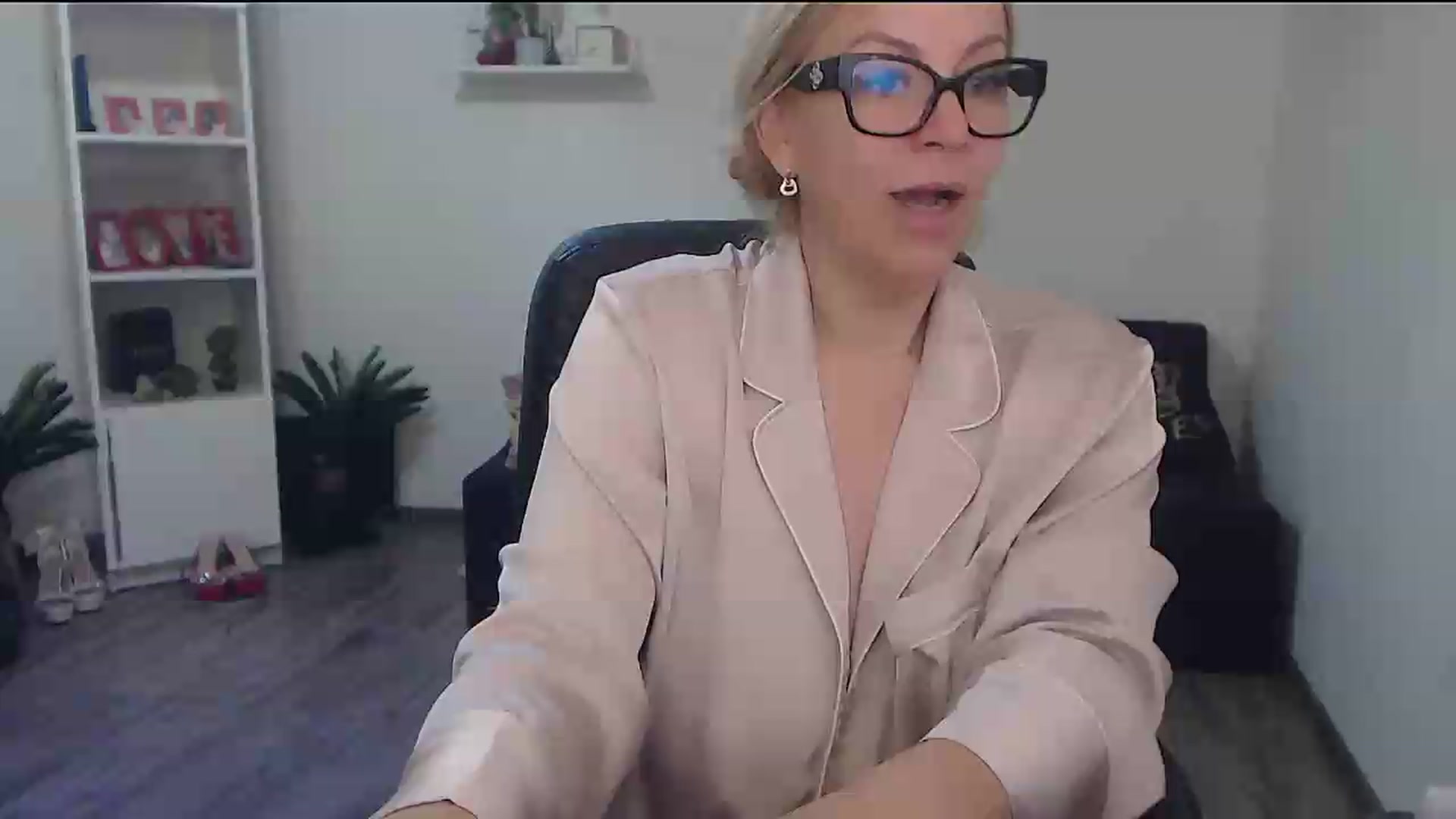 Gallery image thumbnail from A_baby_Boo's myfreecams stream on, 06/04/2026, 07:32 image 18 of 20