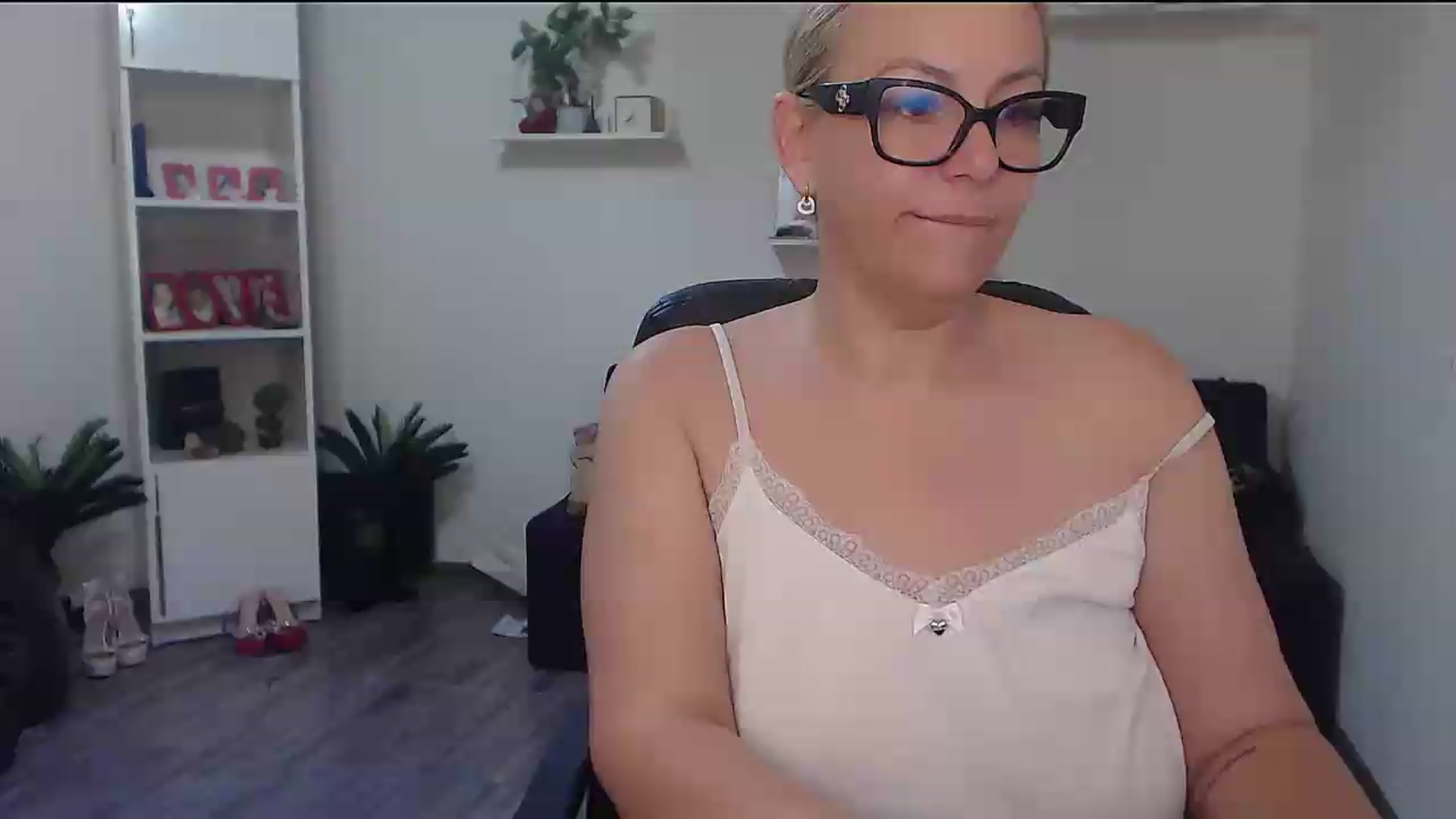 Gallery image thumbnail from A_baby_Boo's myfreecams stream on, 06/12/2026, 04:14 image 1 of 20