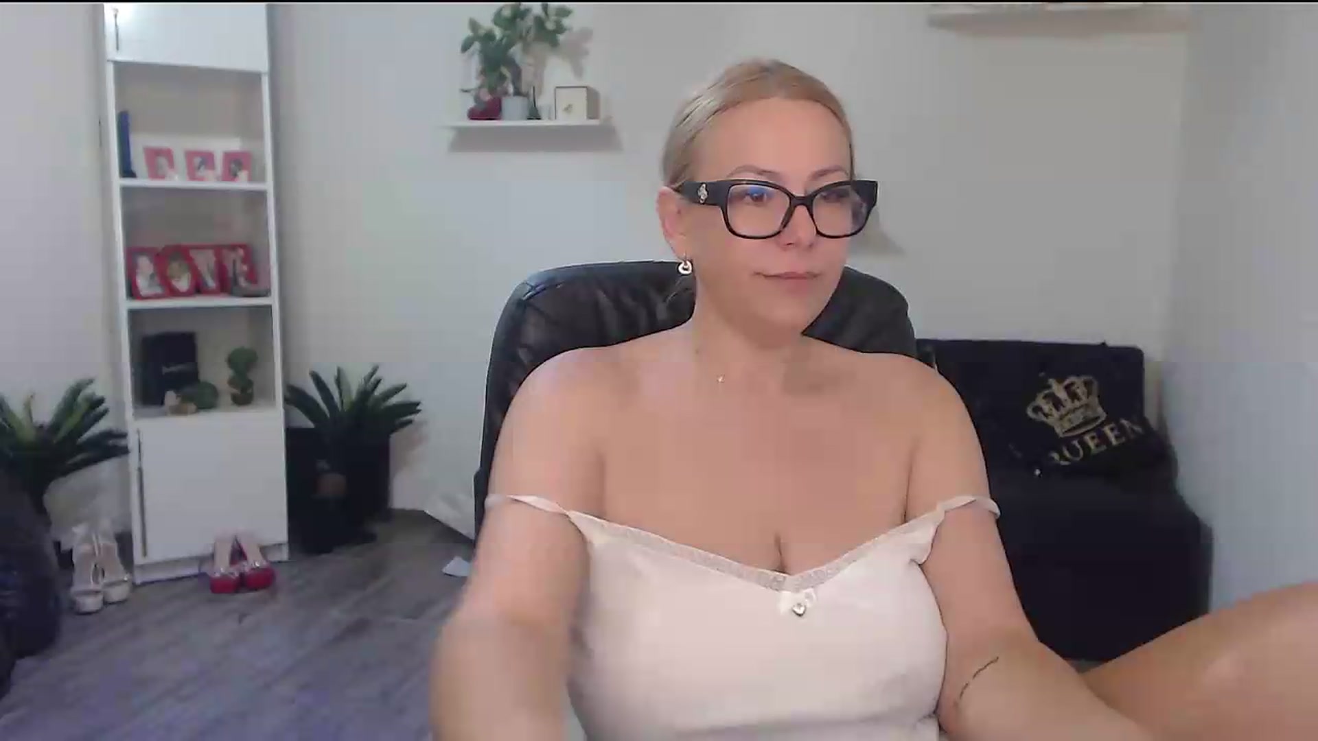 Gallery image thumbnail from A_baby_Boo's myfreecams stream on, 06/12/2026, 04:14 image 13 of 20