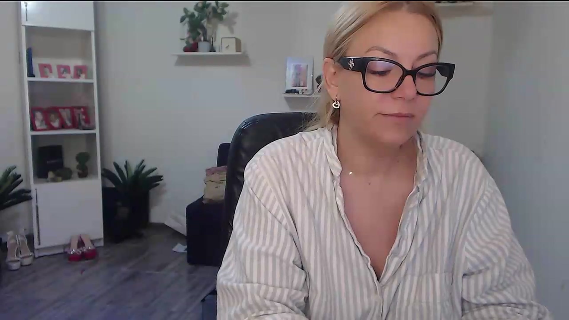 Gallery image thumbnail from A_baby_Boo's myfreecams stream on, 06/16/2026, 03:23 image 18 of 20