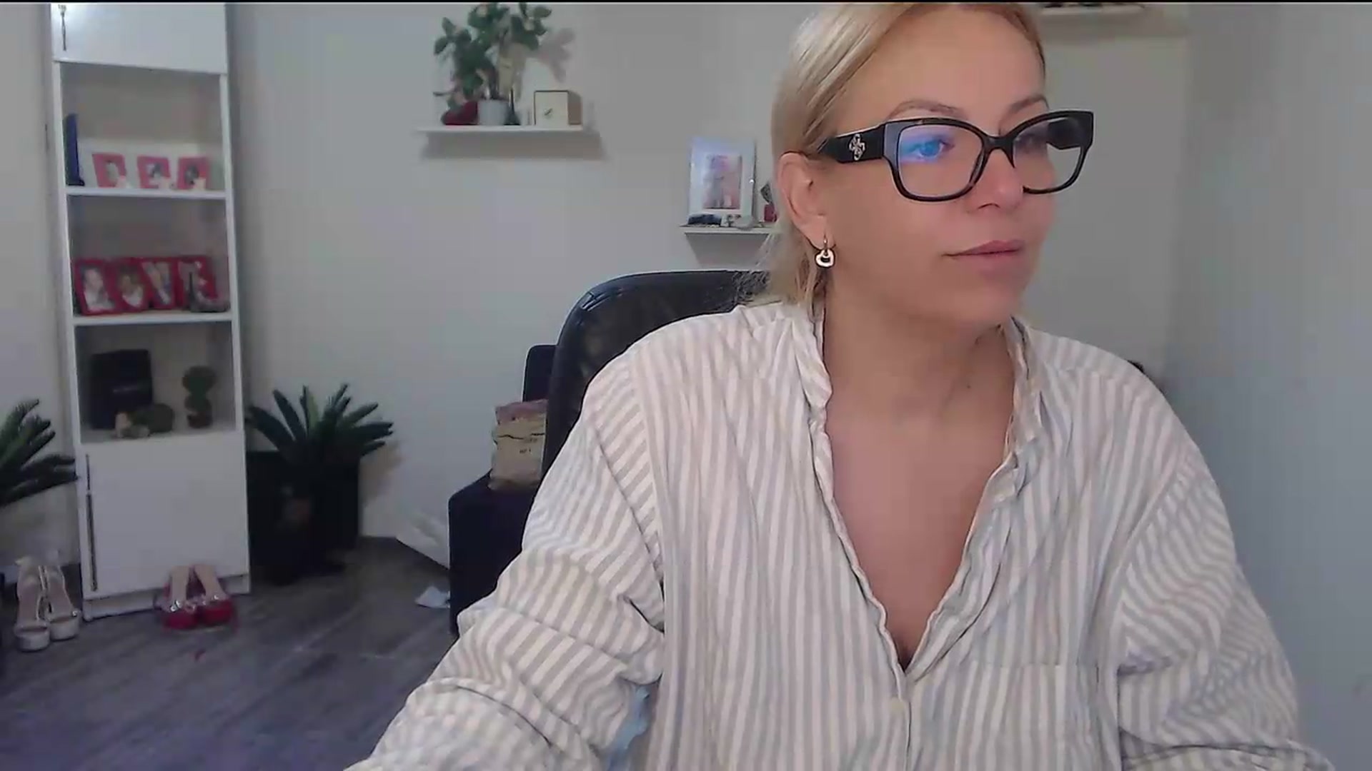 Gallery image thumbnail from A_baby_Boo's myfreecams stream on, 06/16/2026, 03:23 image 16 of 20