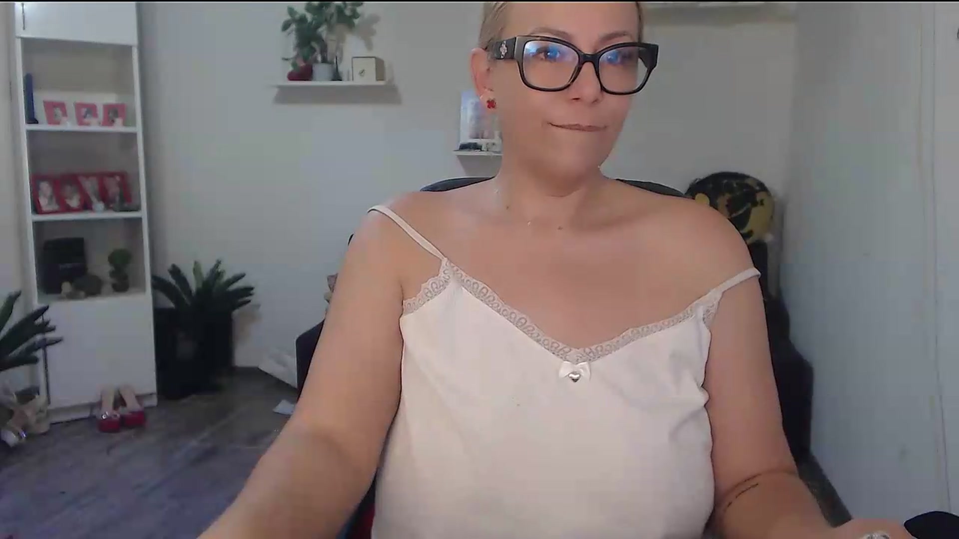 Gallery image thumbnail from A_baby_Boo's myfreecams stream on, 06/26/2026, 05:49 image 18 of 20