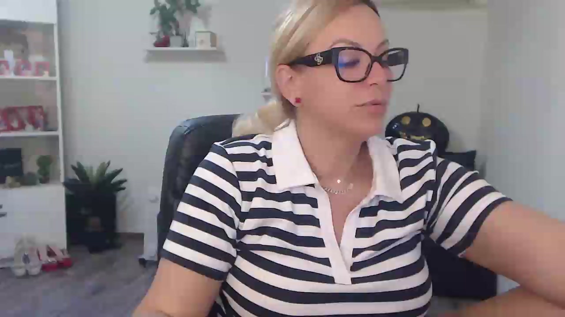 Gallery image thumbnail from A_baby_Boo's myfreecams stream on, 06/29/2026, 21:56 image 17 of 20