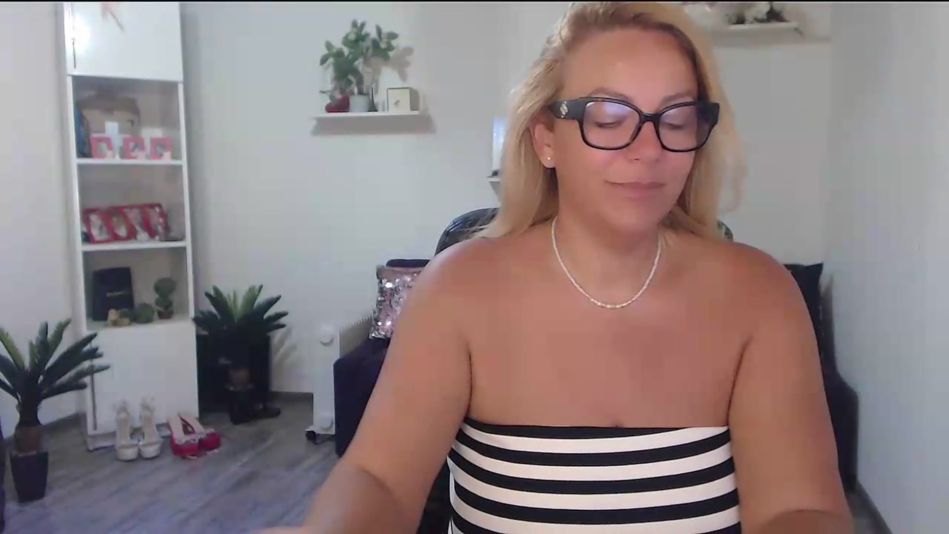 Gallery image thumbnail from A_baby_Boo's myfreecams stream on, 08/03/2026, 04:44 image 9 of 20