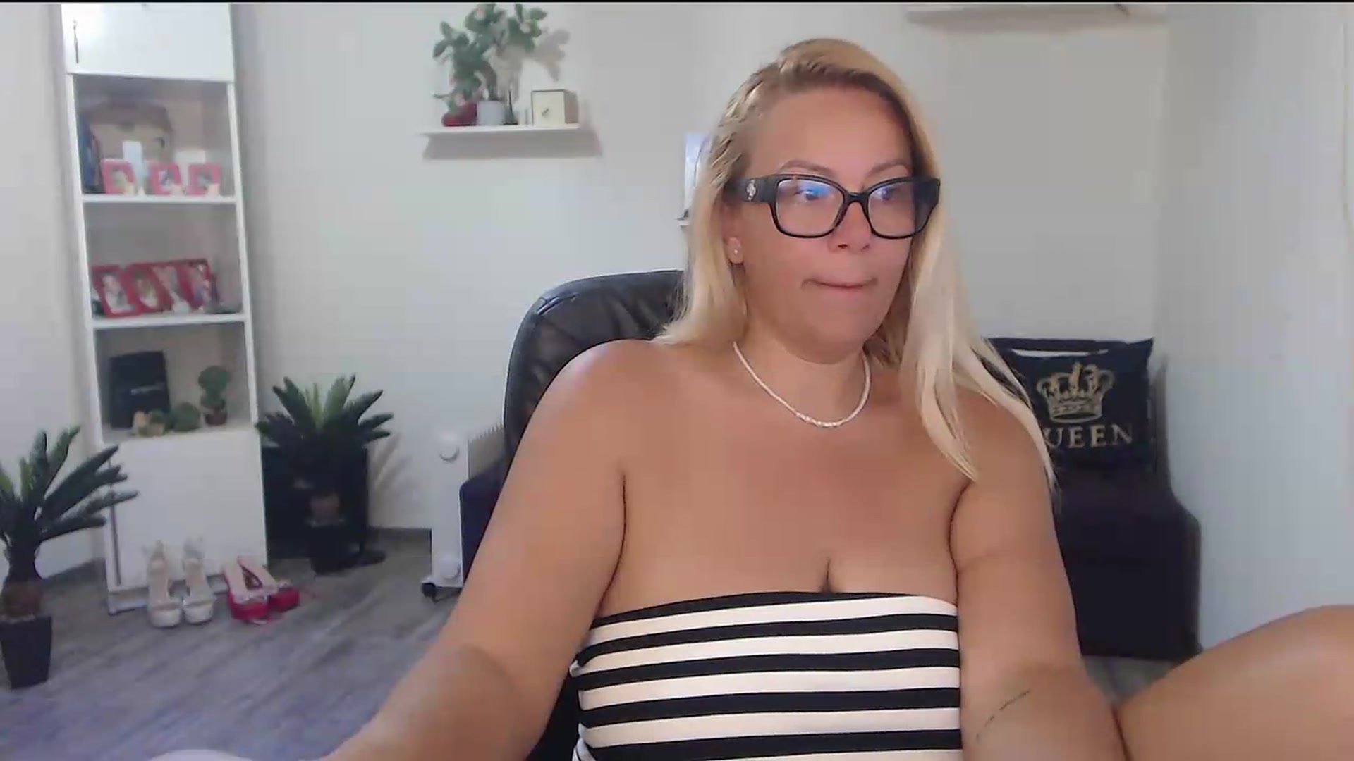 Gallery image thumbnail from A_baby_Boo's myfreecams stream on, 08/03/2026, 06:40 image 16 of 20