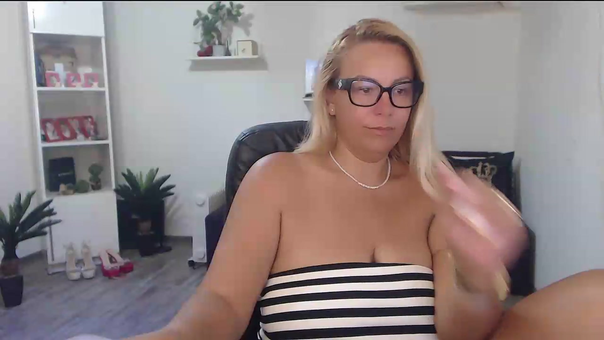 Gallery image thumbnail from A_baby_Boo's myfreecams stream on, 08/03/2026, 06:40 image 13 of 20