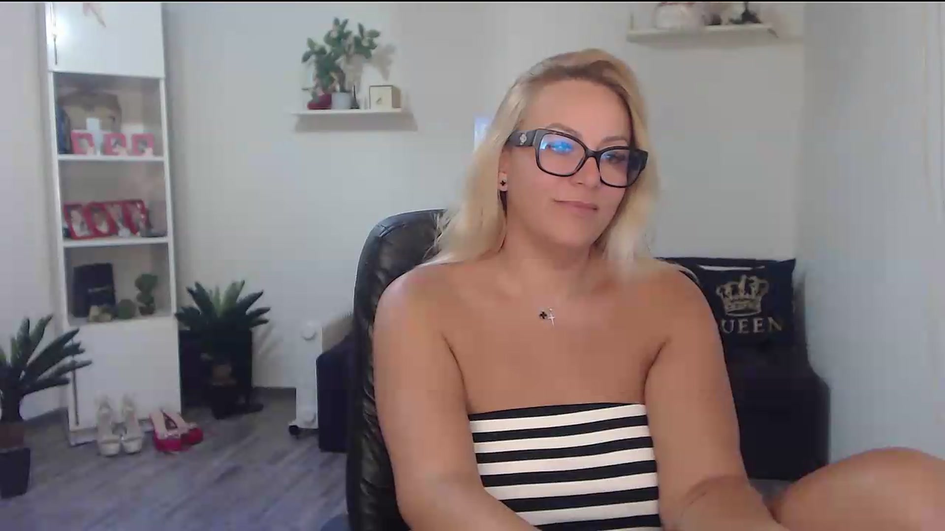 Gallery image thumbnail from A_baby_Boo's myfreecams stream on, 08/09/2026, 14:00 image 15 of 20