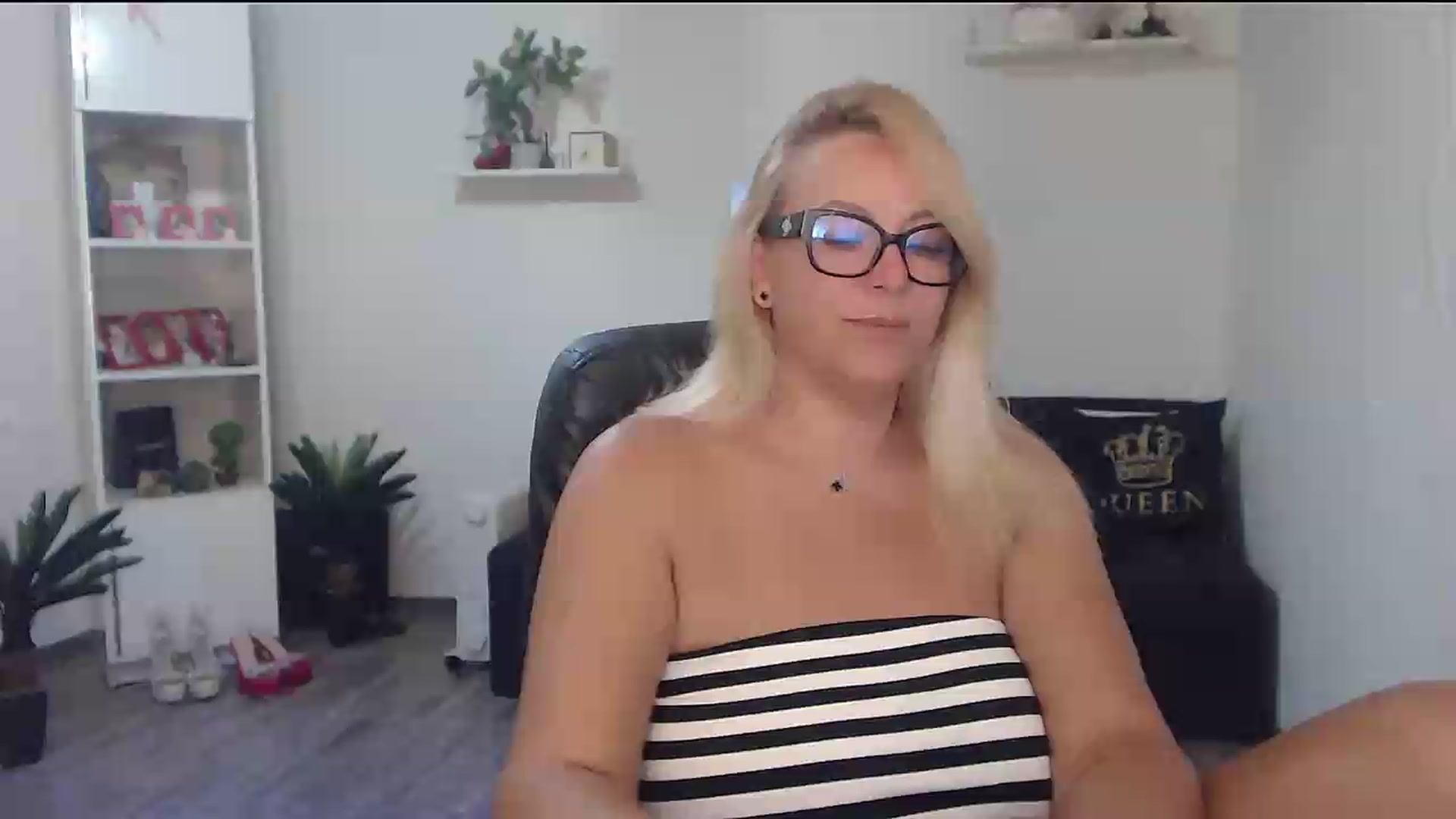 Gallery image thumbnail from A_baby_Boo's myfreecams stream on, 08/09/2026, 14:00 image 10 of 20