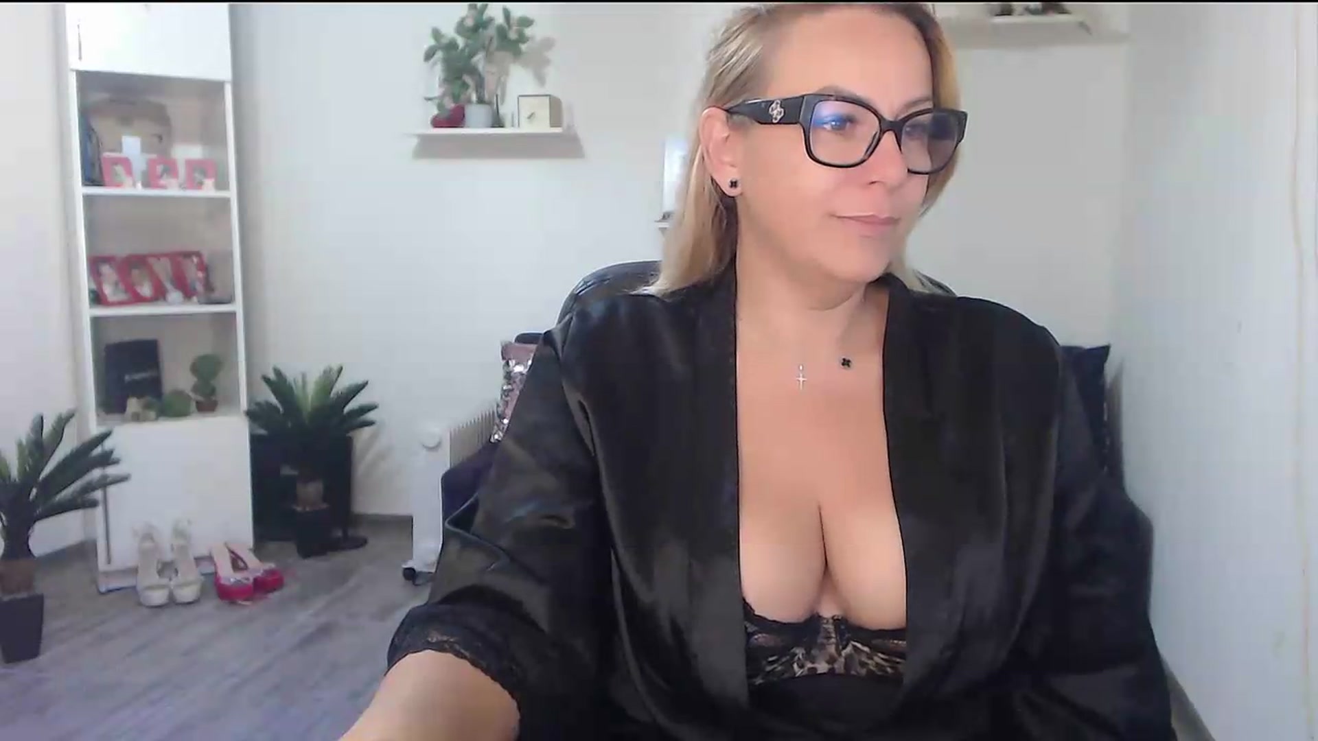Gallery image thumbnail from A_baby_Boo's myfreecams stream on, 08/17/2026, 15:24 image 4 of 20