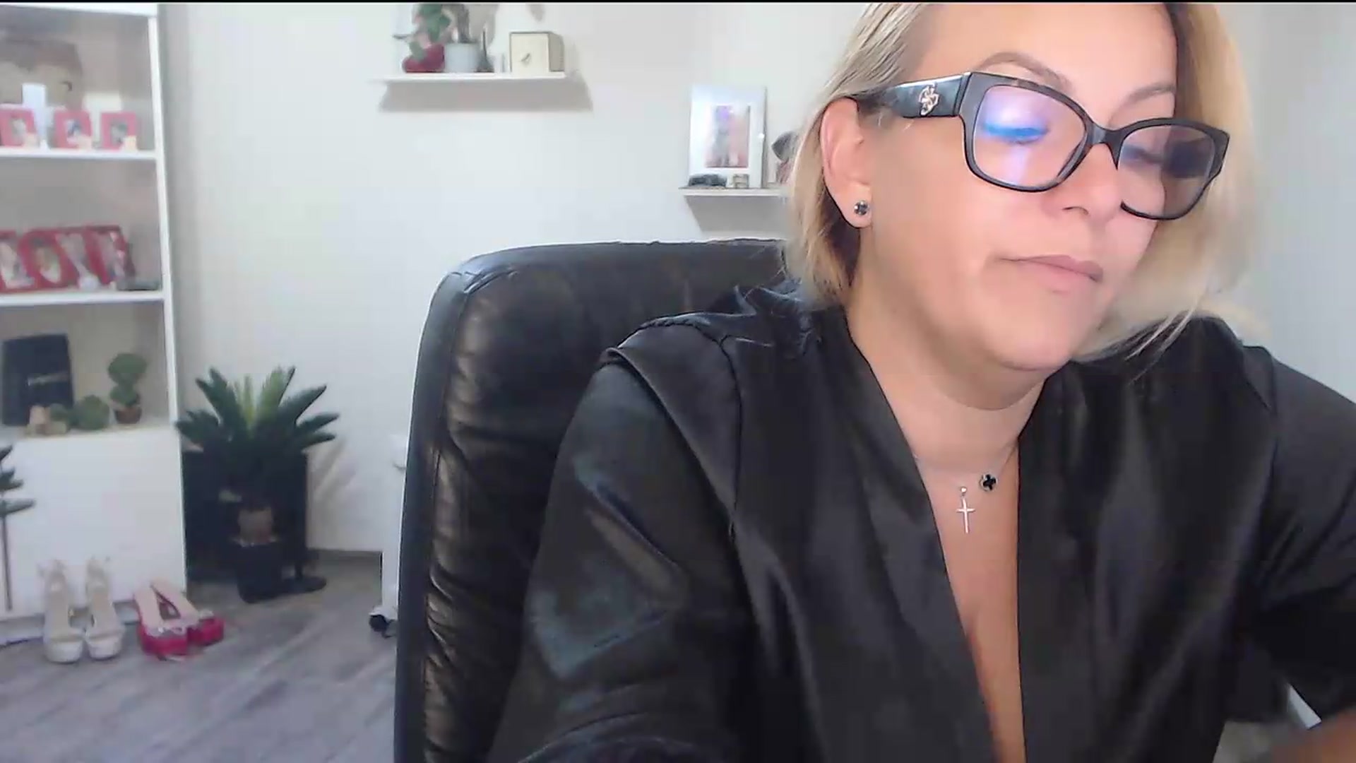 Gallery image thumbnail from A_baby_Boo's myfreecams stream on, 08/17/2026, 16:08 image 3 of 20