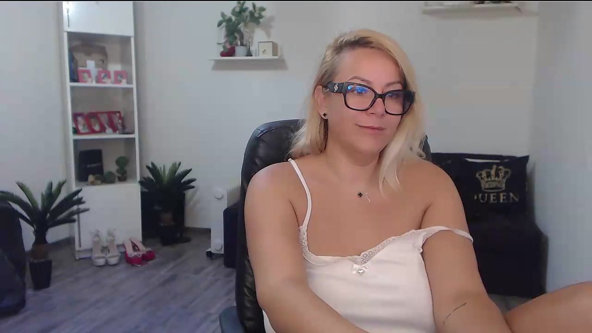 Gallery image thumbnail from A_baby_Boo's myfreecams stream on, 08/19/2026, 04:16 image 15 of 20