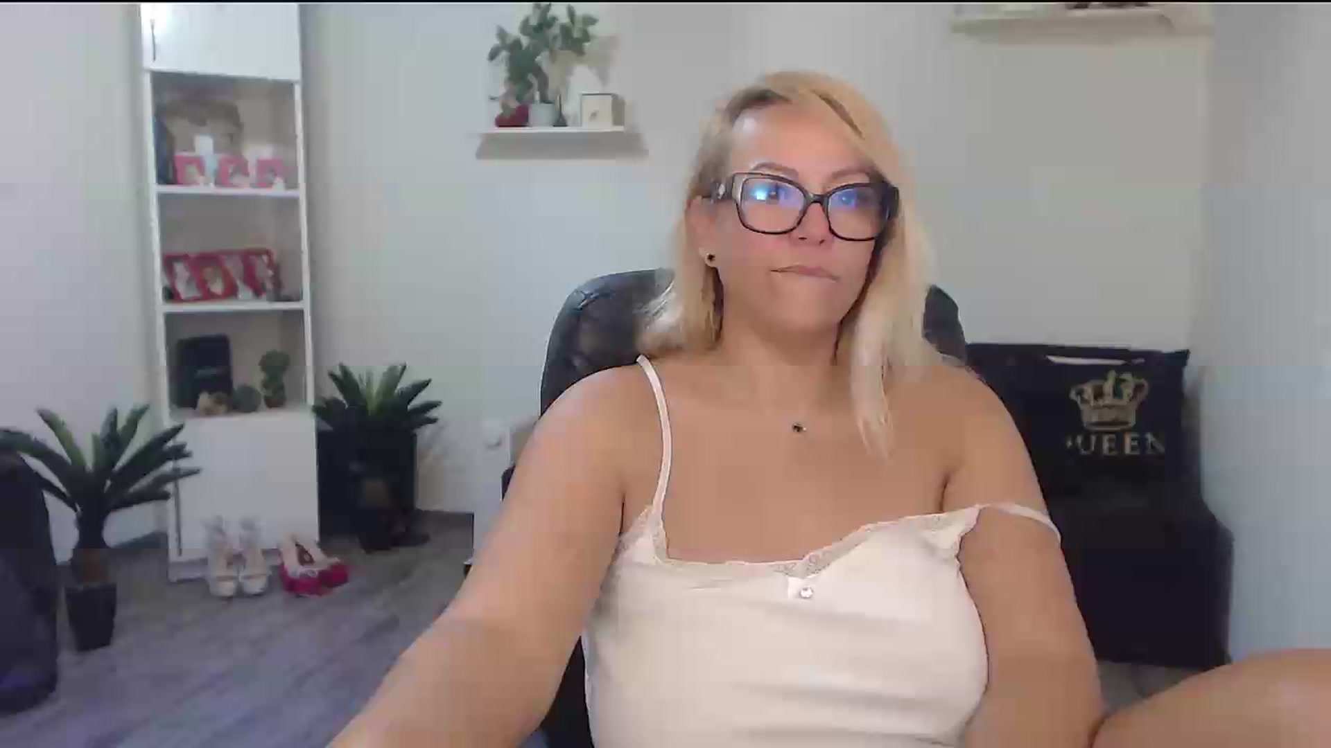 Gallery image thumbnail from A_baby_Boo's myfreecams stream on, 08/19/2026, 04:26 image 19 of 20
