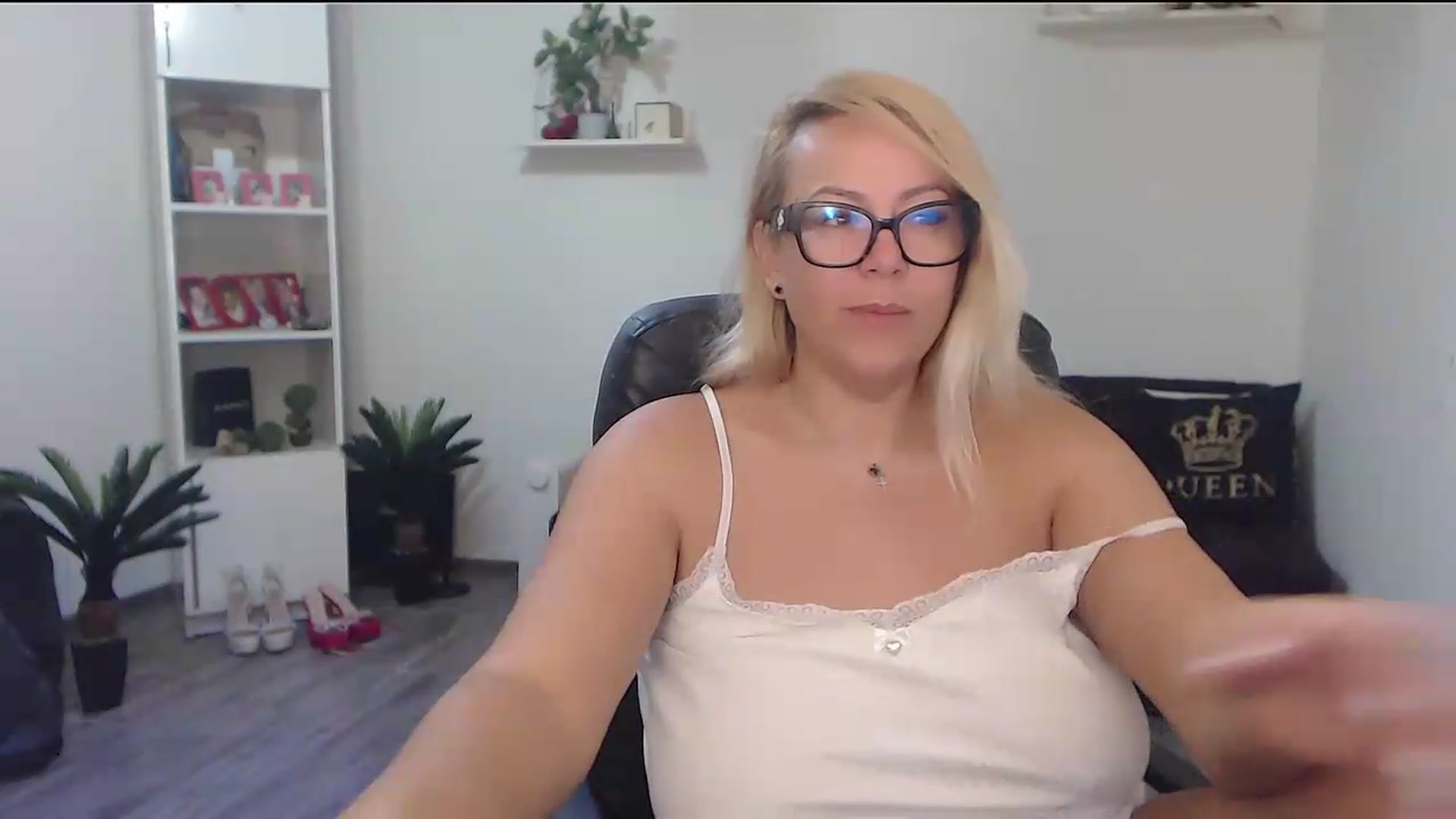 Gallery image thumbnail from A_baby_Boo's myfreecams stream on, 08/19/2026, 04:26 image 11 of 20