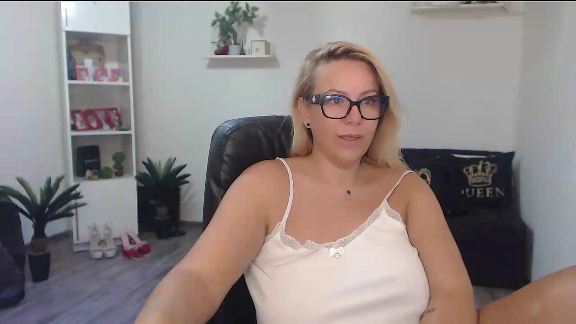 Gallery image thumbnail from A_baby_Boo's myfreecams stream on, 08/19/2026, 05:13 image 6 of 20