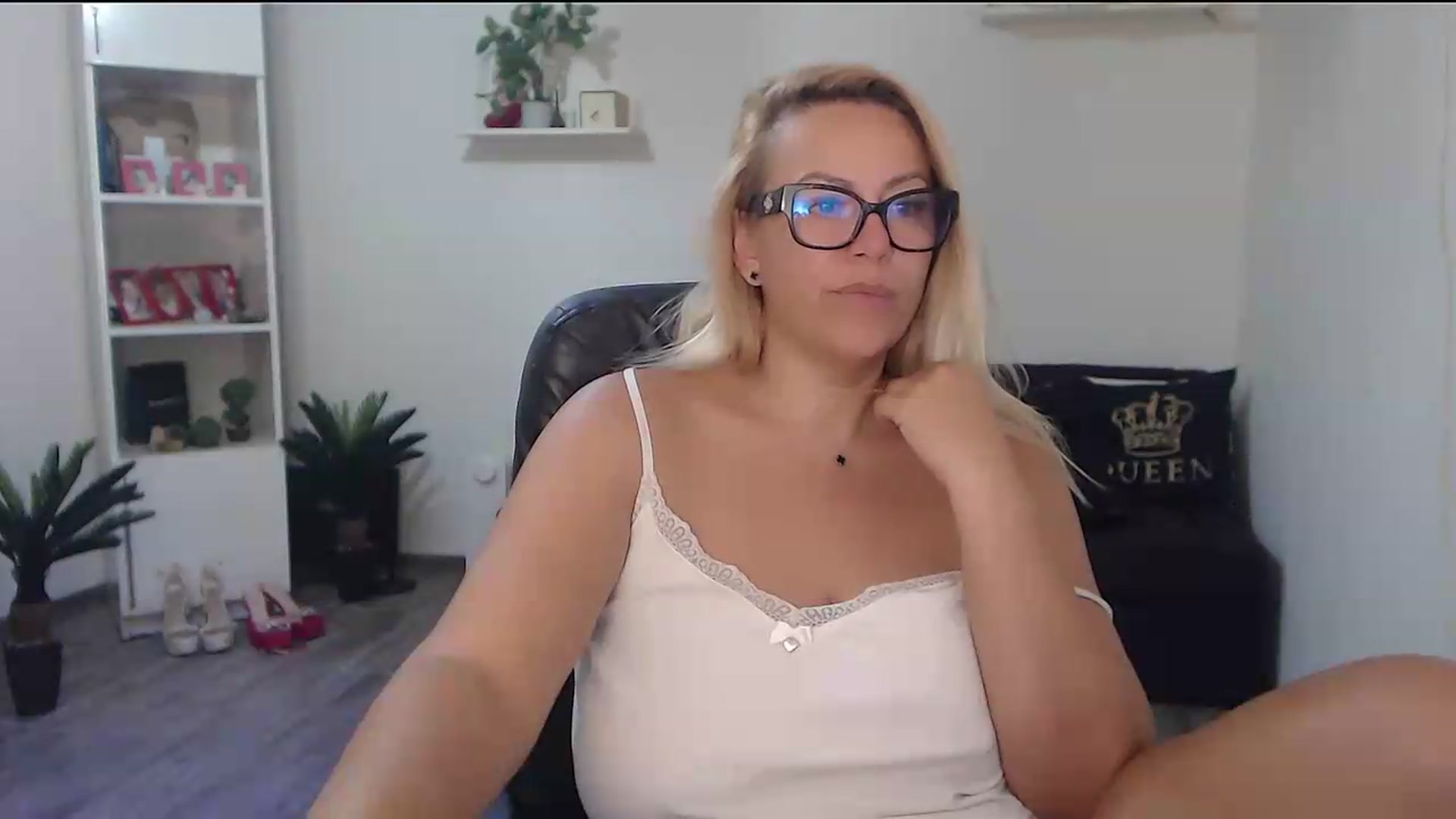 Gallery image thumbnail from A_baby_Boo's myfreecams stream on, 08/19/2026, 05:13 image 16 of 20
