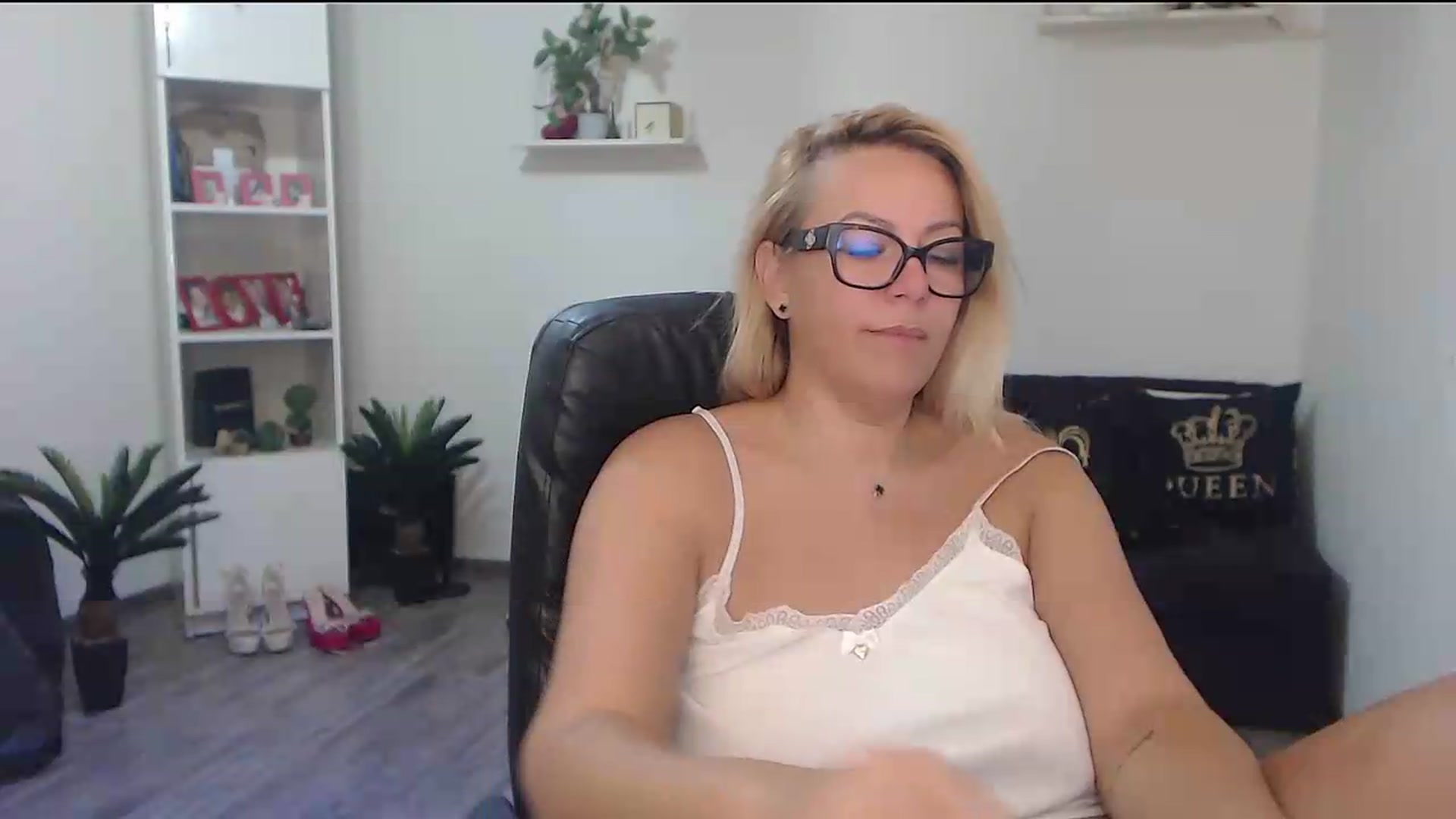 Gallery image thumbnail from A_baby_Boo's myfreecams stream on, 08/19/2026, 05:13 image 7 of 20