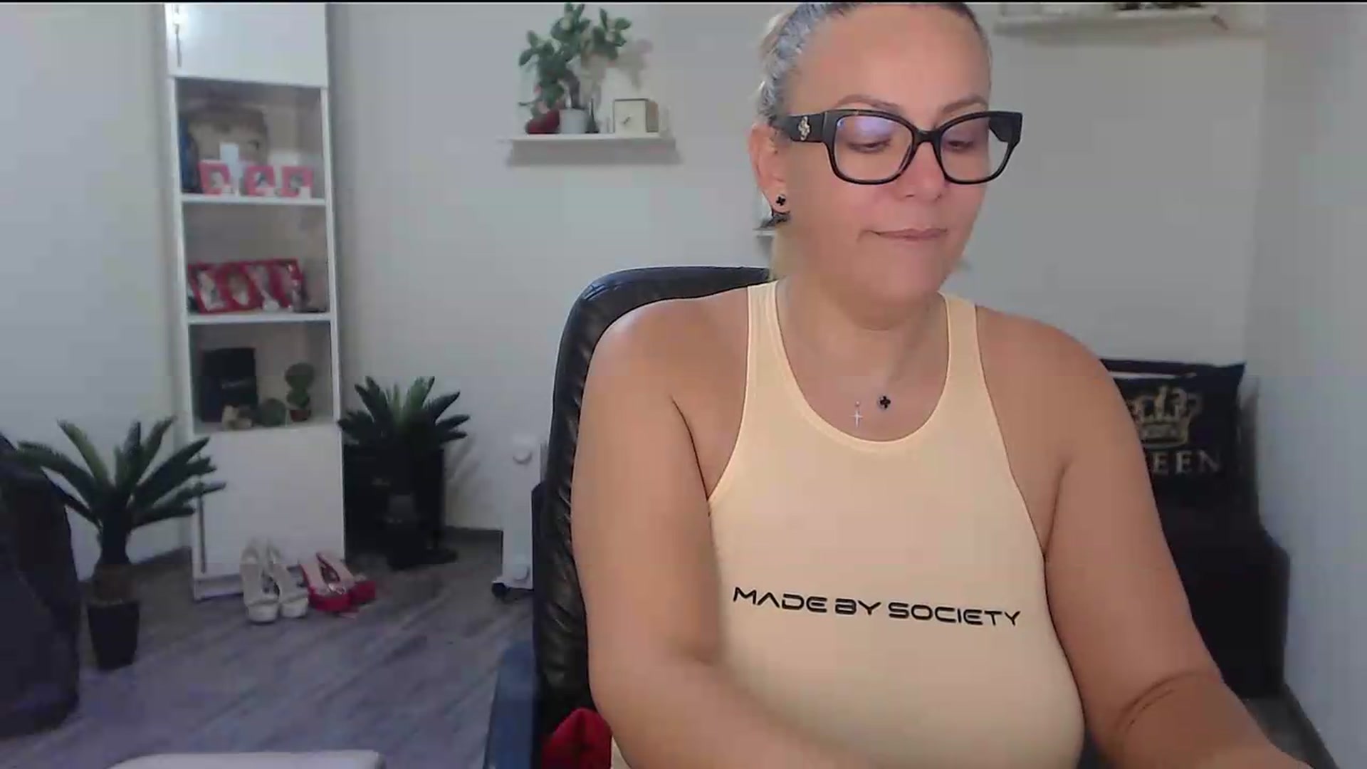Gallery image thumbnail from A_baby_Boo's myfreecams stream on, 08/24/2026, 12:20 image 14 of 20
