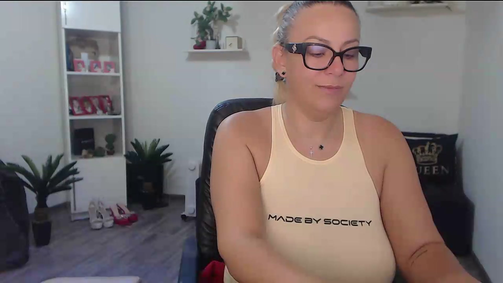 Gallery image thumbnail from A_baby_Boo's myfreecams stream on, 08/24/2026, 12:20 image 16 of 20