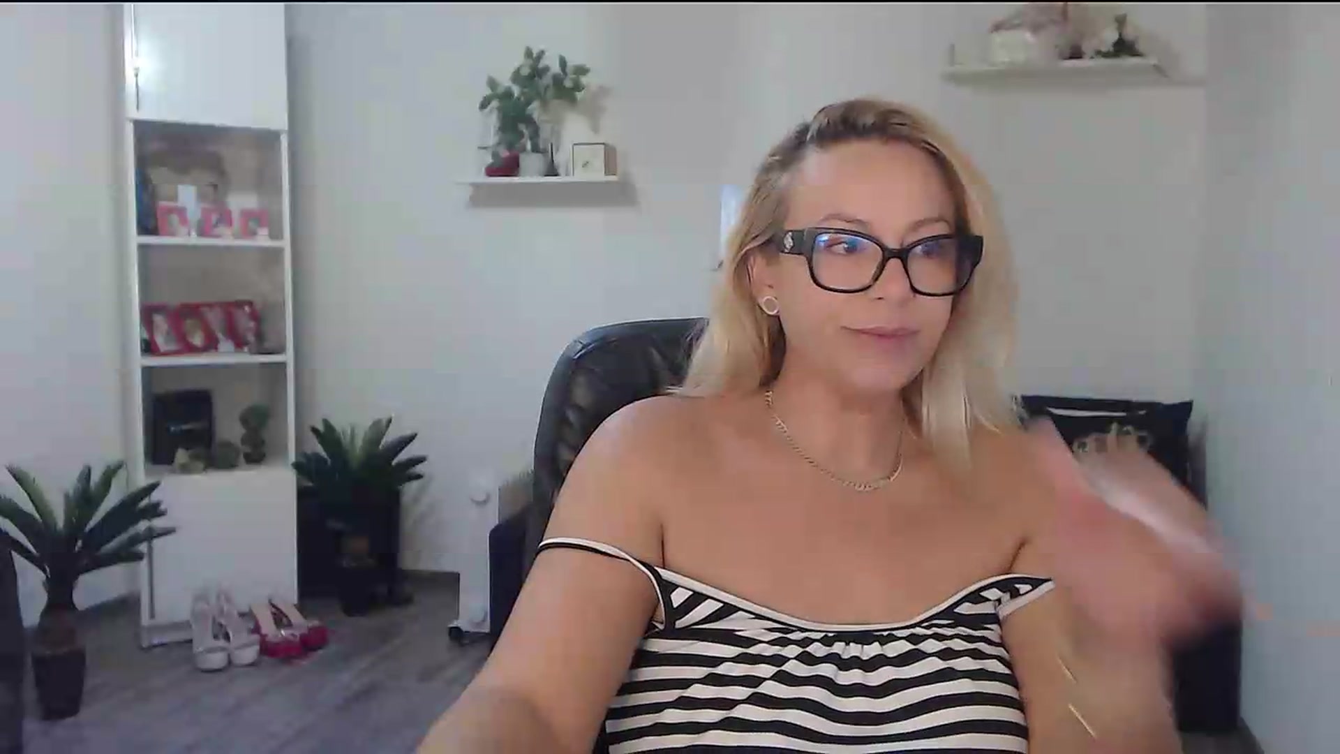 Gallery image thumbnail from A_baby_Boo's myfreecams stream on, 08/29/2026, 06:38 image 2 of 20