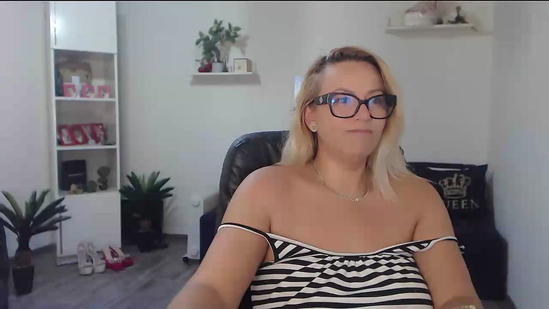 Gallery image thumbnail from A_baby_Boo's myfreecams stream on, 08/29/2026, 06:38 image 15 of 20