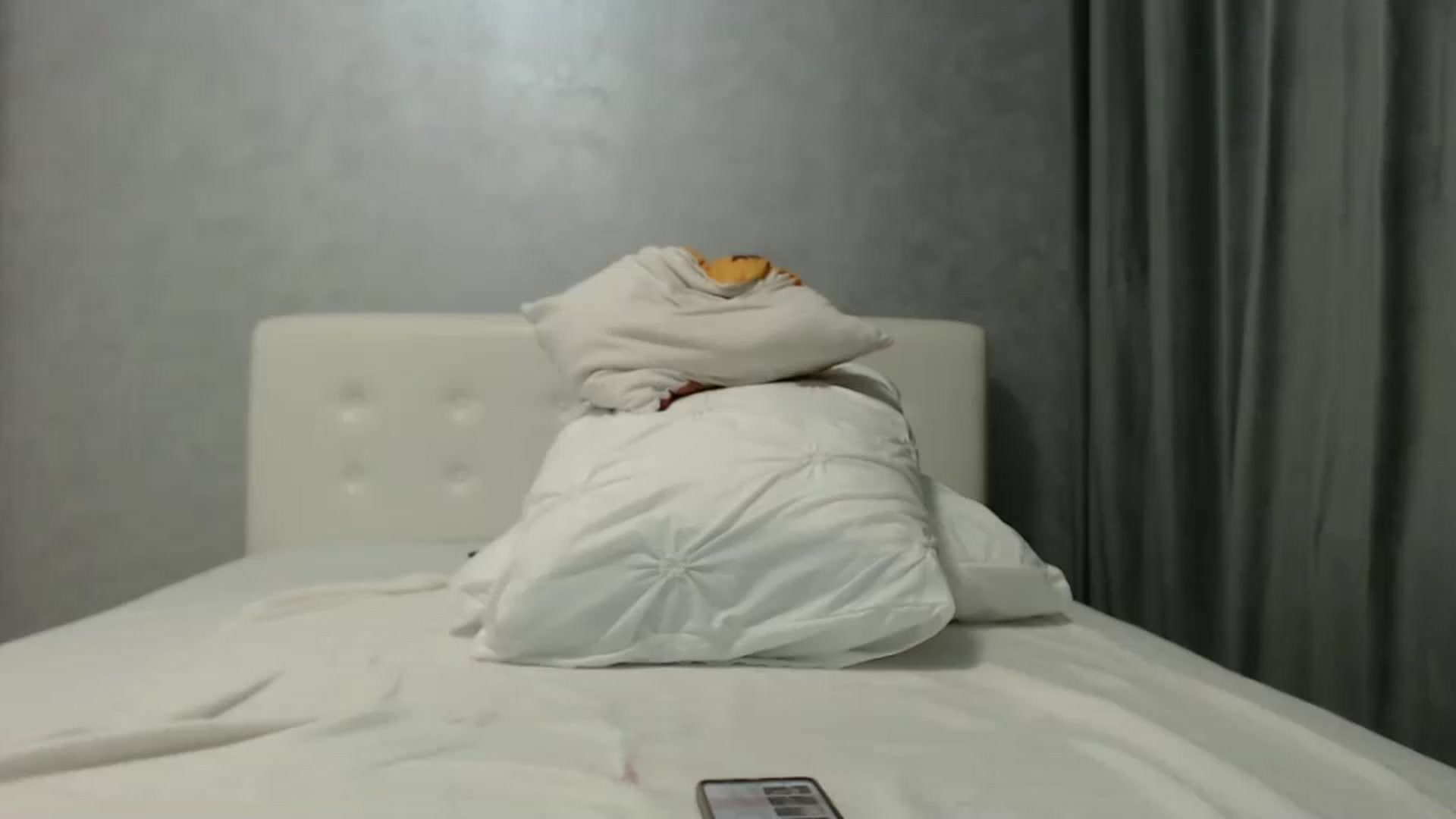 Gallery image thumbnail from Aahh_Emilia's myfreecams stream on, 10/12/2024, 18:32 image 17 of 20