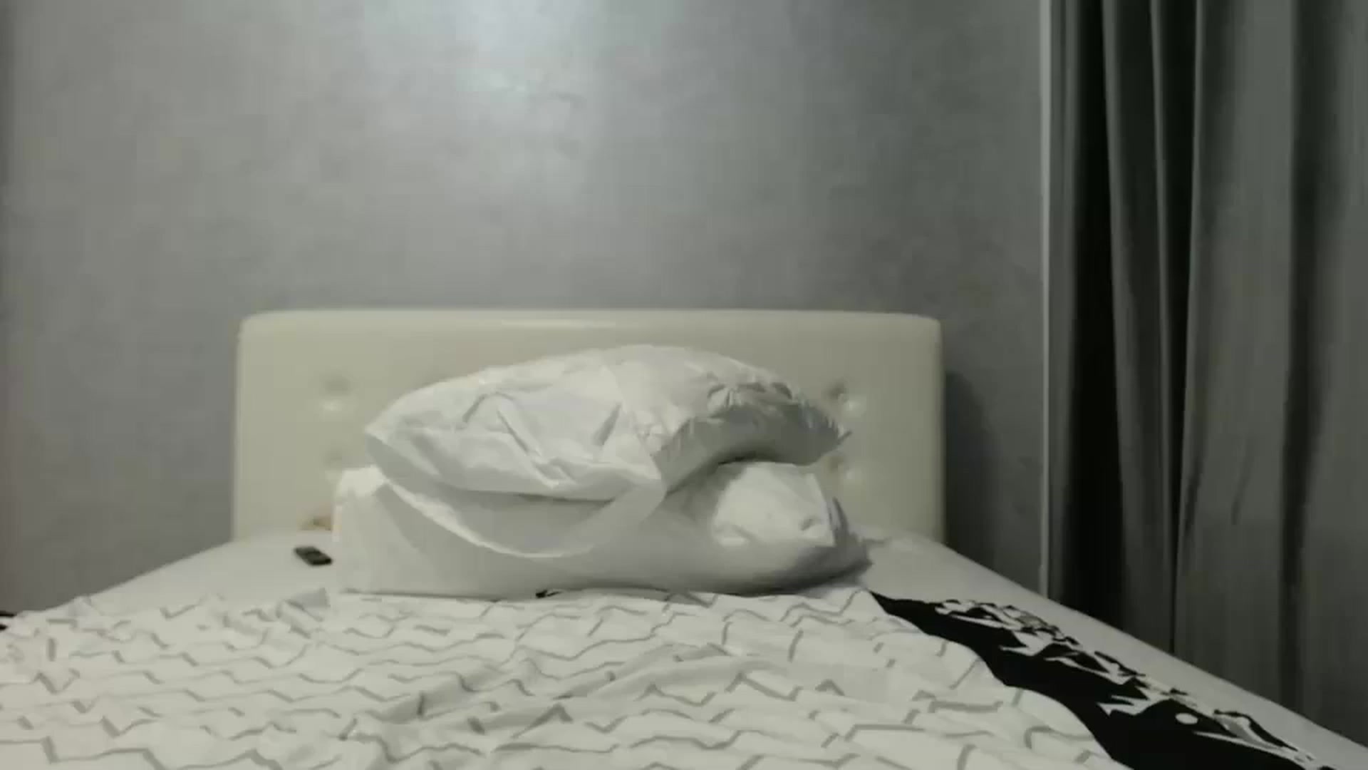 Gallery image thumbnail from Aahh_Emilia's myfreecams stream on, 11/11/2024, 19:30 image 19 of 20